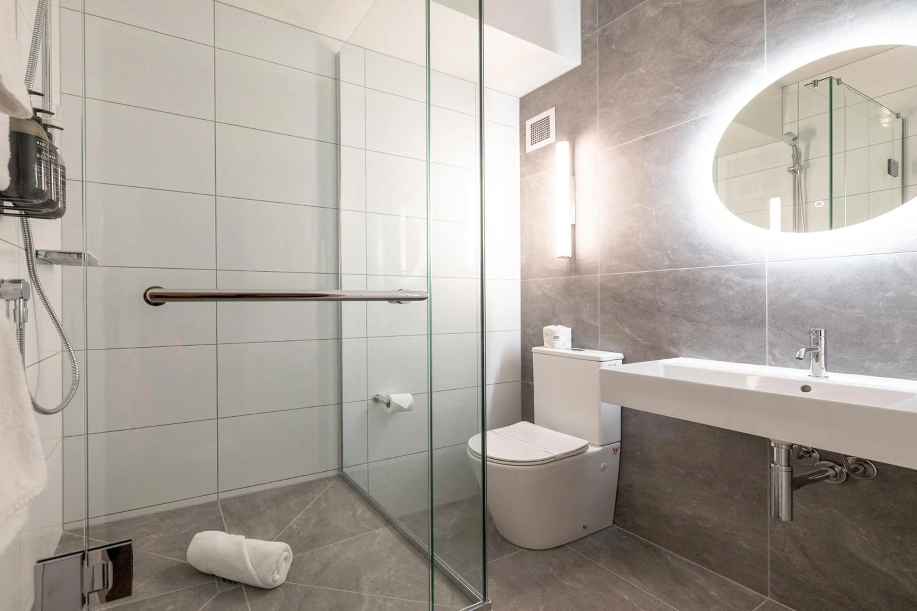 Bathroom in Auckland Rose Park Hotel