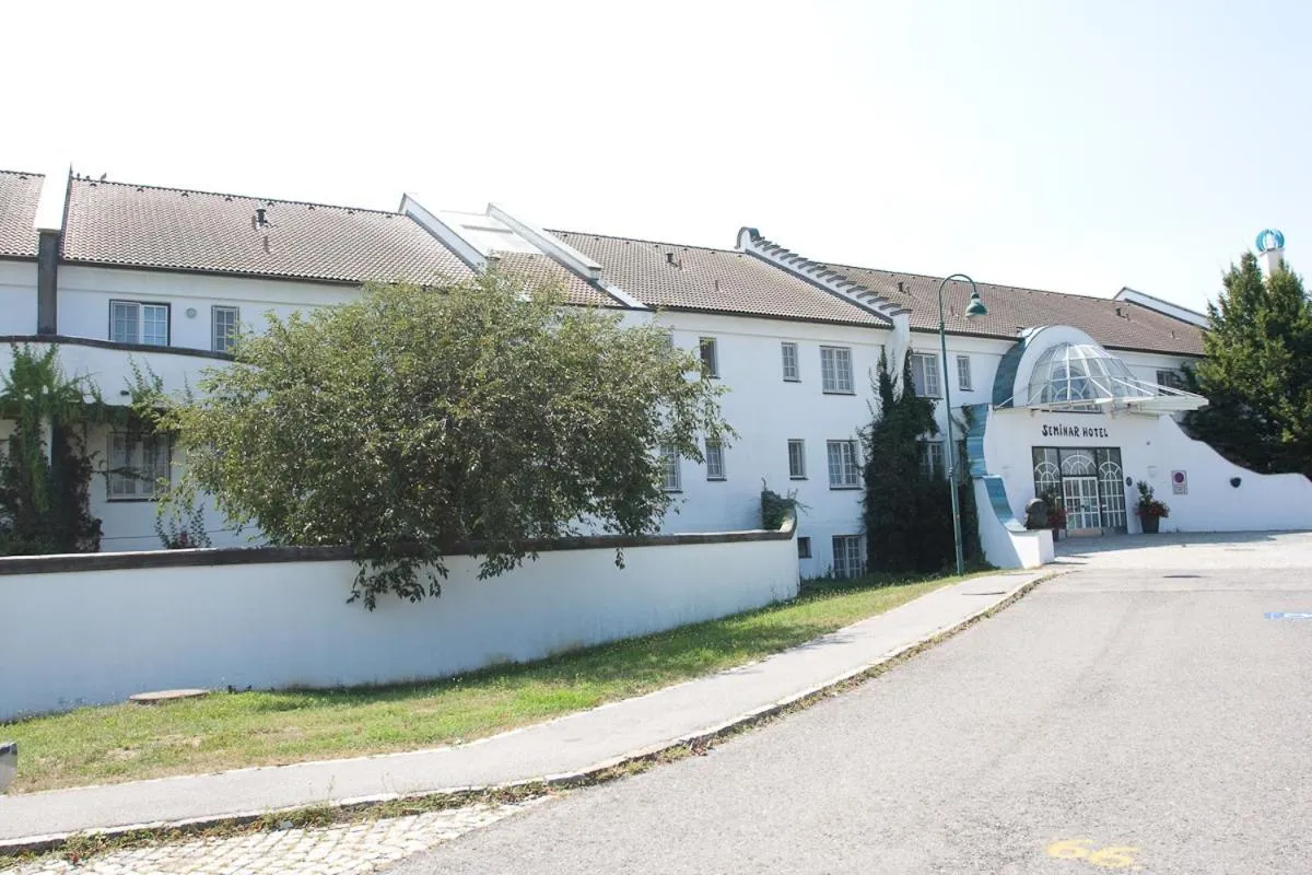 Facade/entrance in Seminarhotel Göttlesbrunn