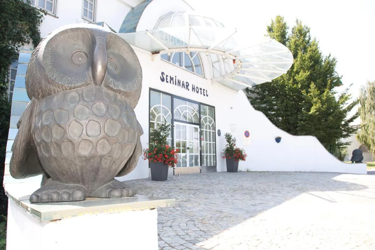 Facade/entrance in Seminarhotel Göttlesbrunn