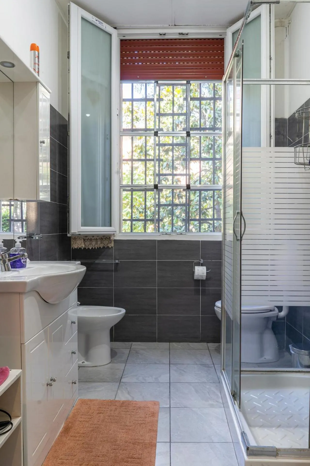 Shower in LA FENICE A.C.