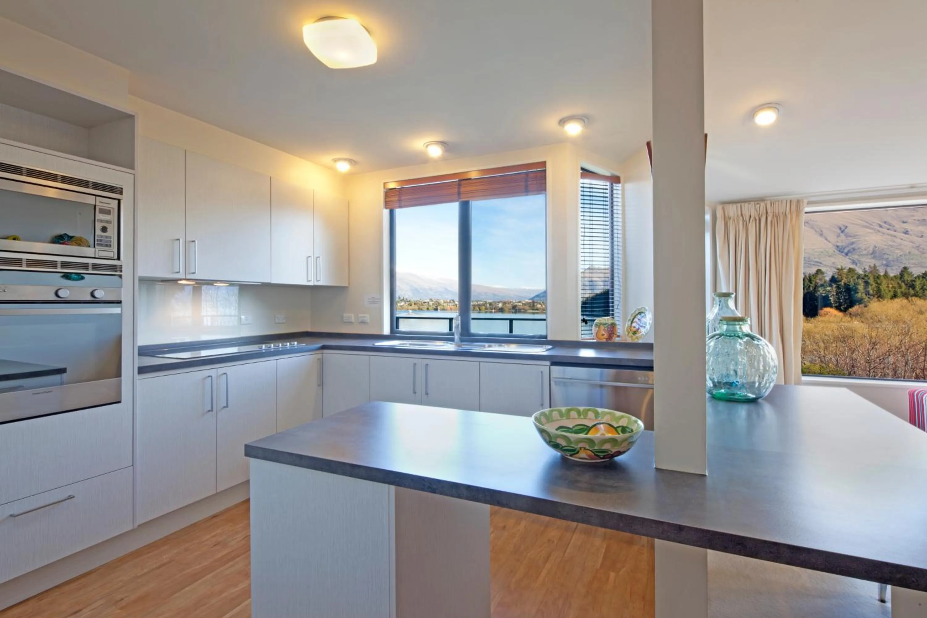 Kitchen or kitchenette in Spinnaker Bay Apartments