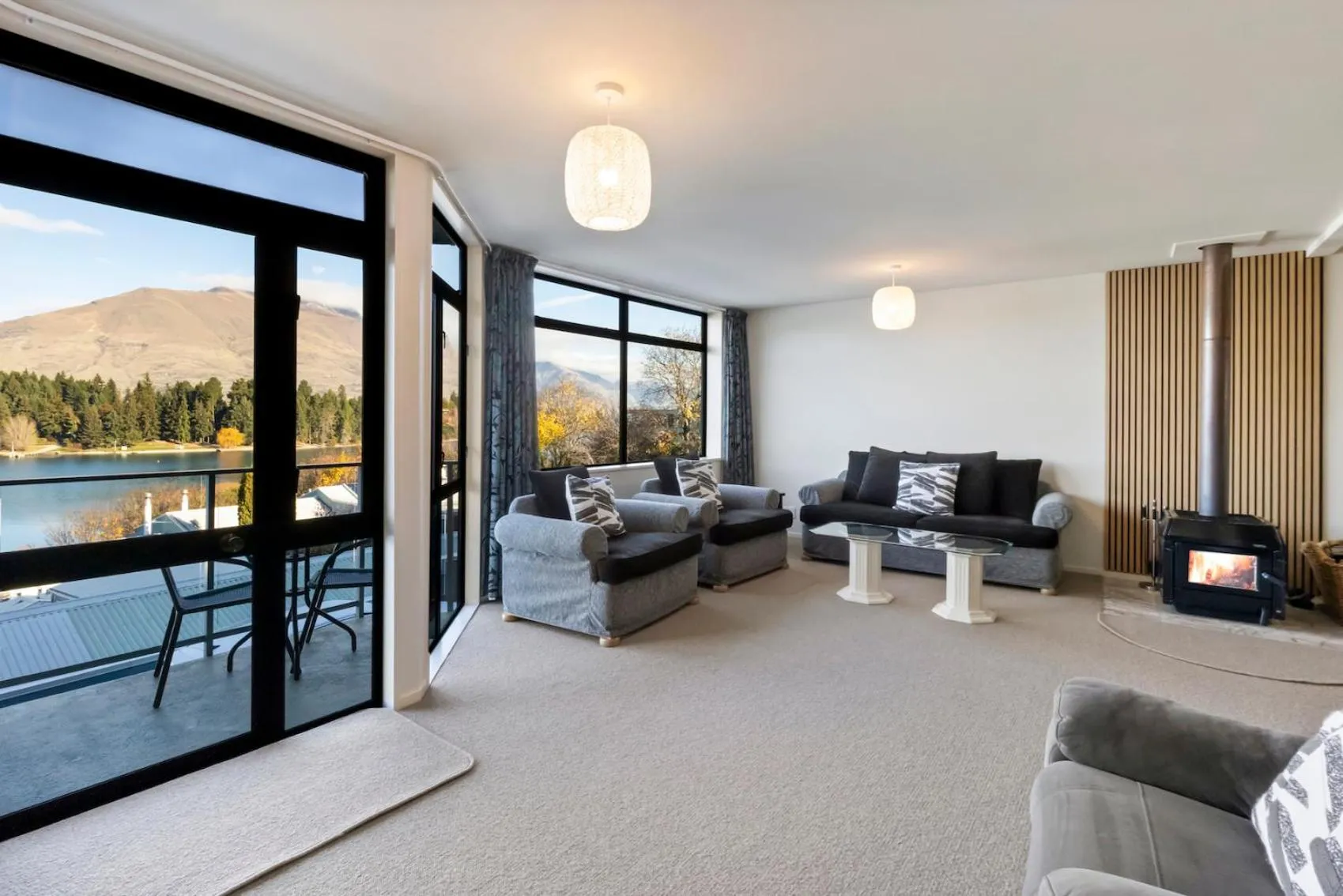 Seating area in Spinnaker Bay Apartments