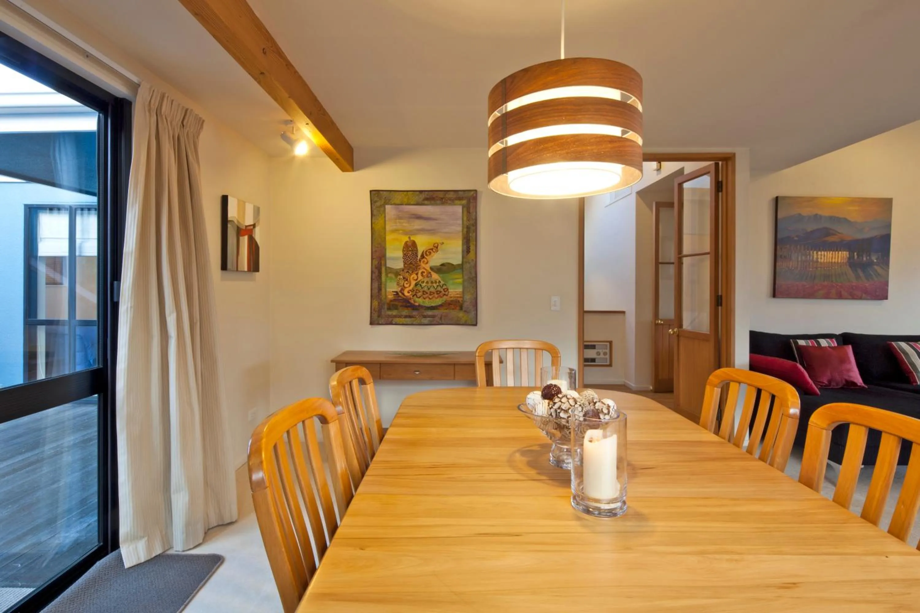Dining area in Spinnaker Bay Apartments