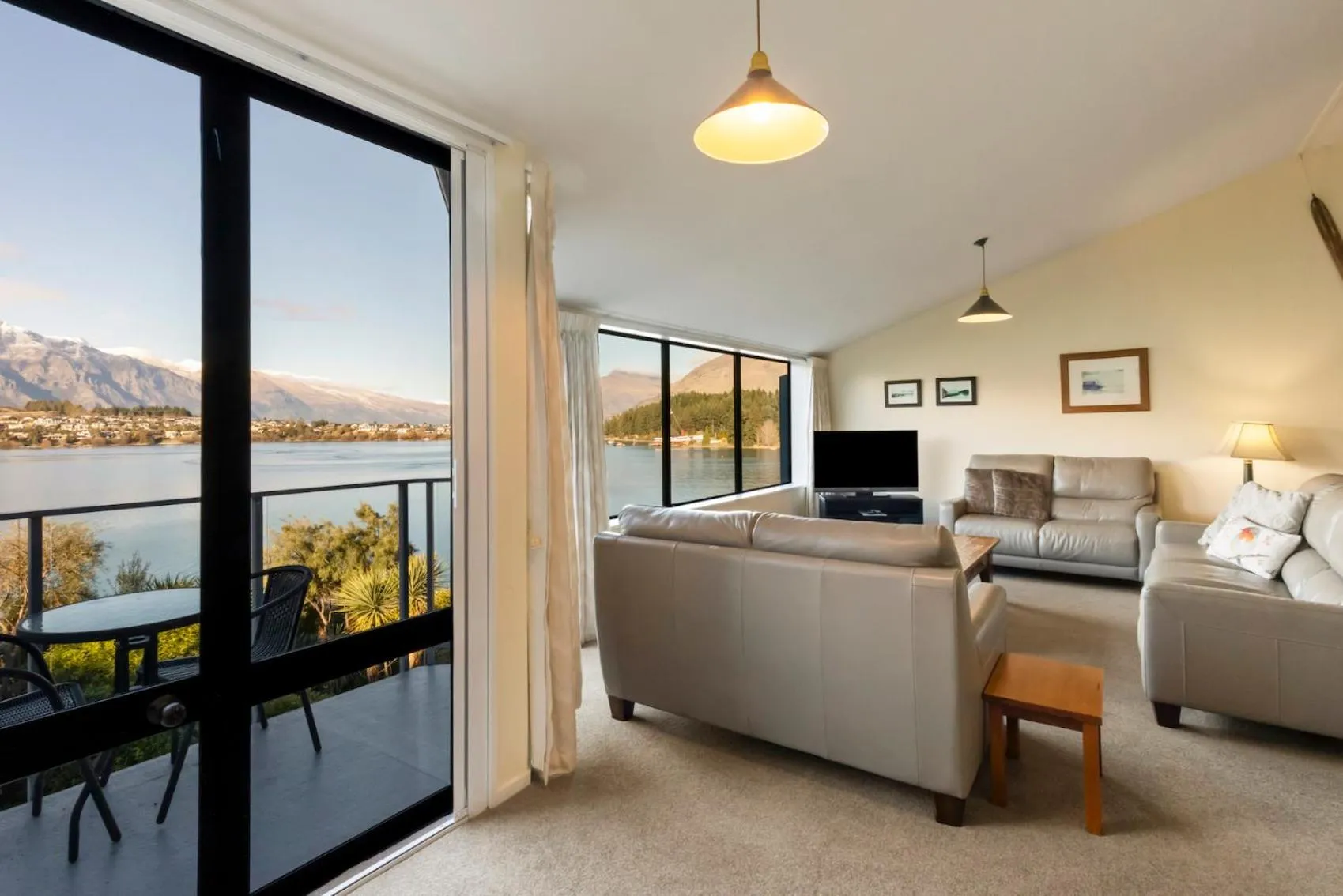 Seating area in Spinnaker Bay Apartments
