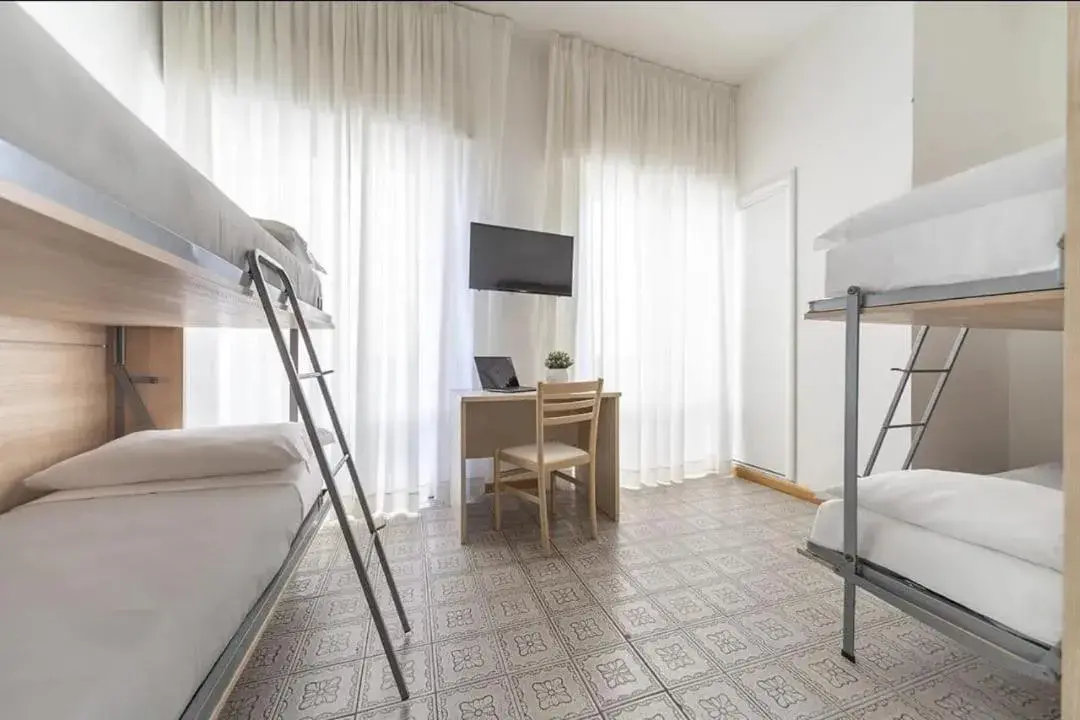 Quadruple Room with Bunk Beds in Hotel Annalisa Quadruple Room with Bunk Beds in Hotel Annalisa