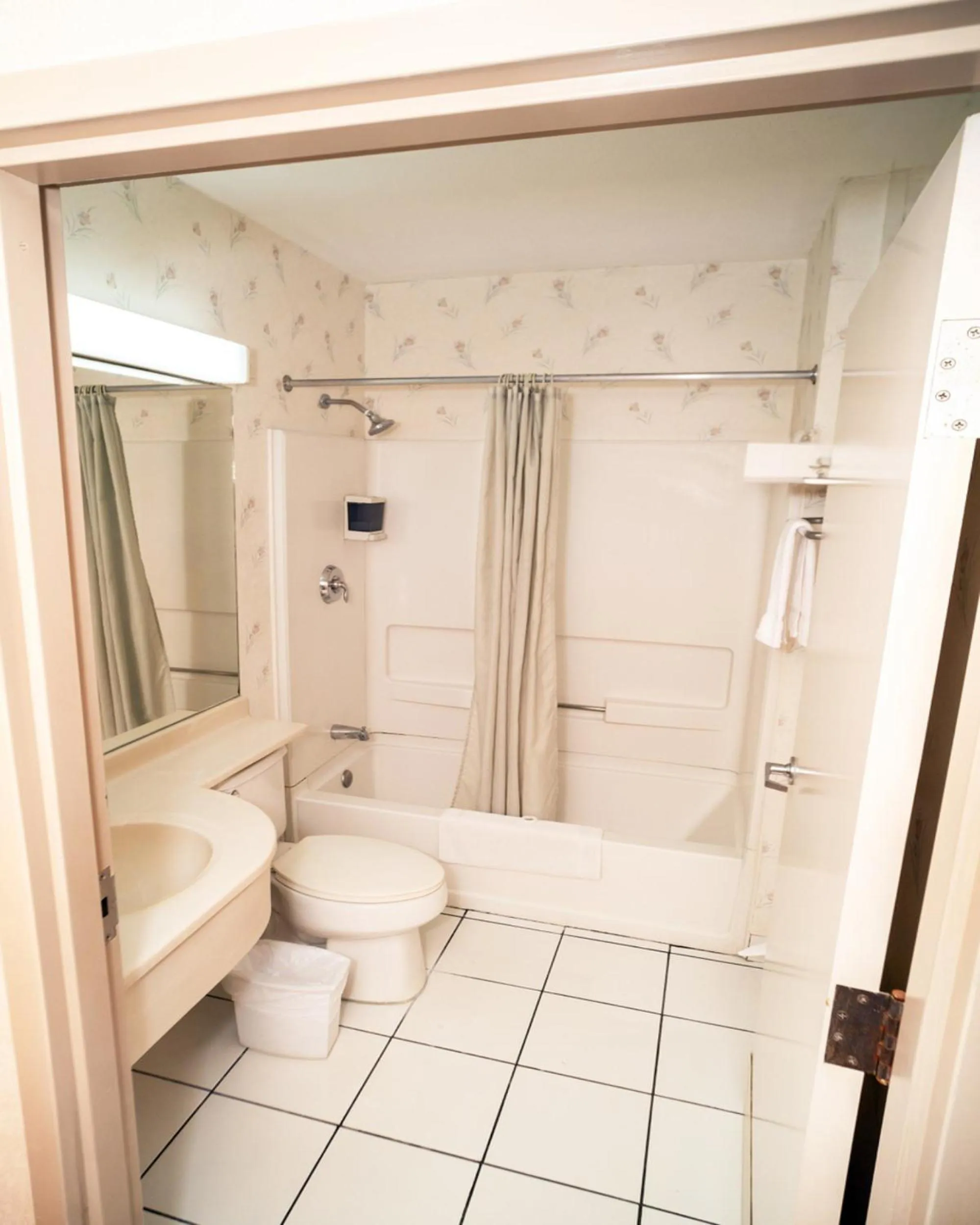Bathroom in Metrotel Express