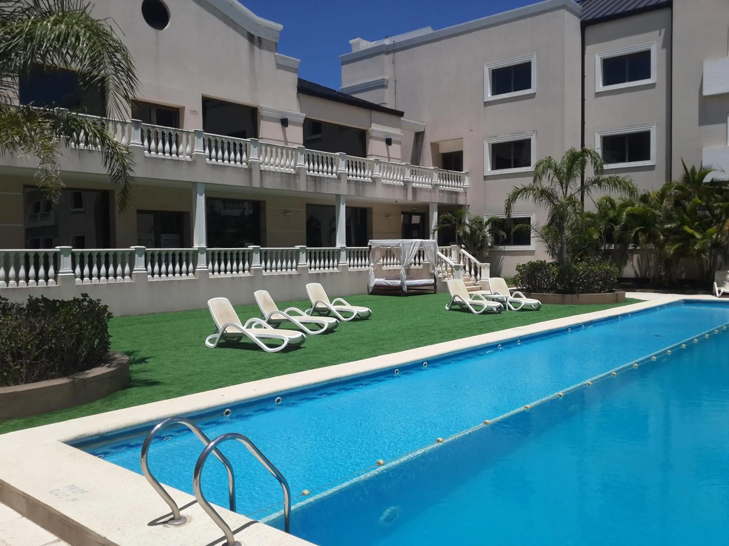 Patio, Swimming Pool in Howard Johnson Hotel And Casino Formosa