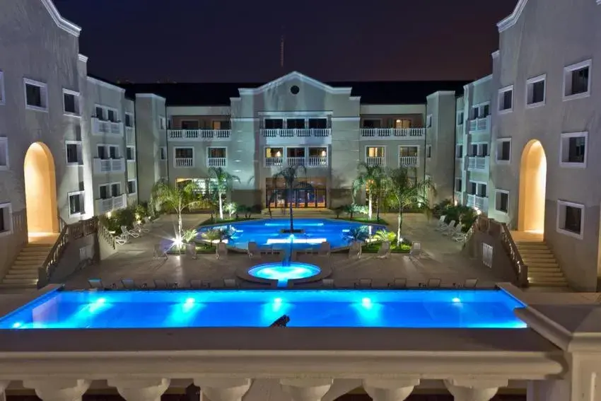 Swimming Pool in Howard Johnson Hotel And Casino Formosa