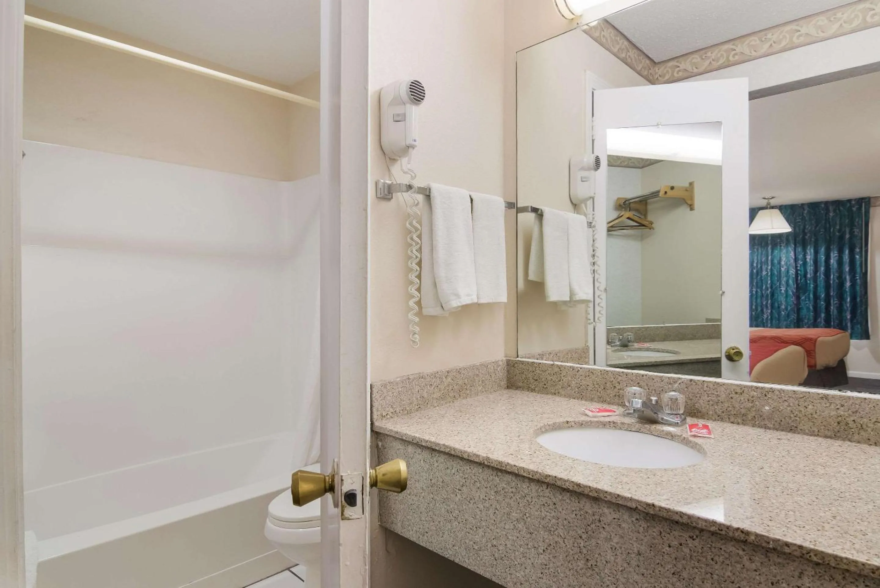 Bedroom in Econo Lodge Calhoun North Damascus