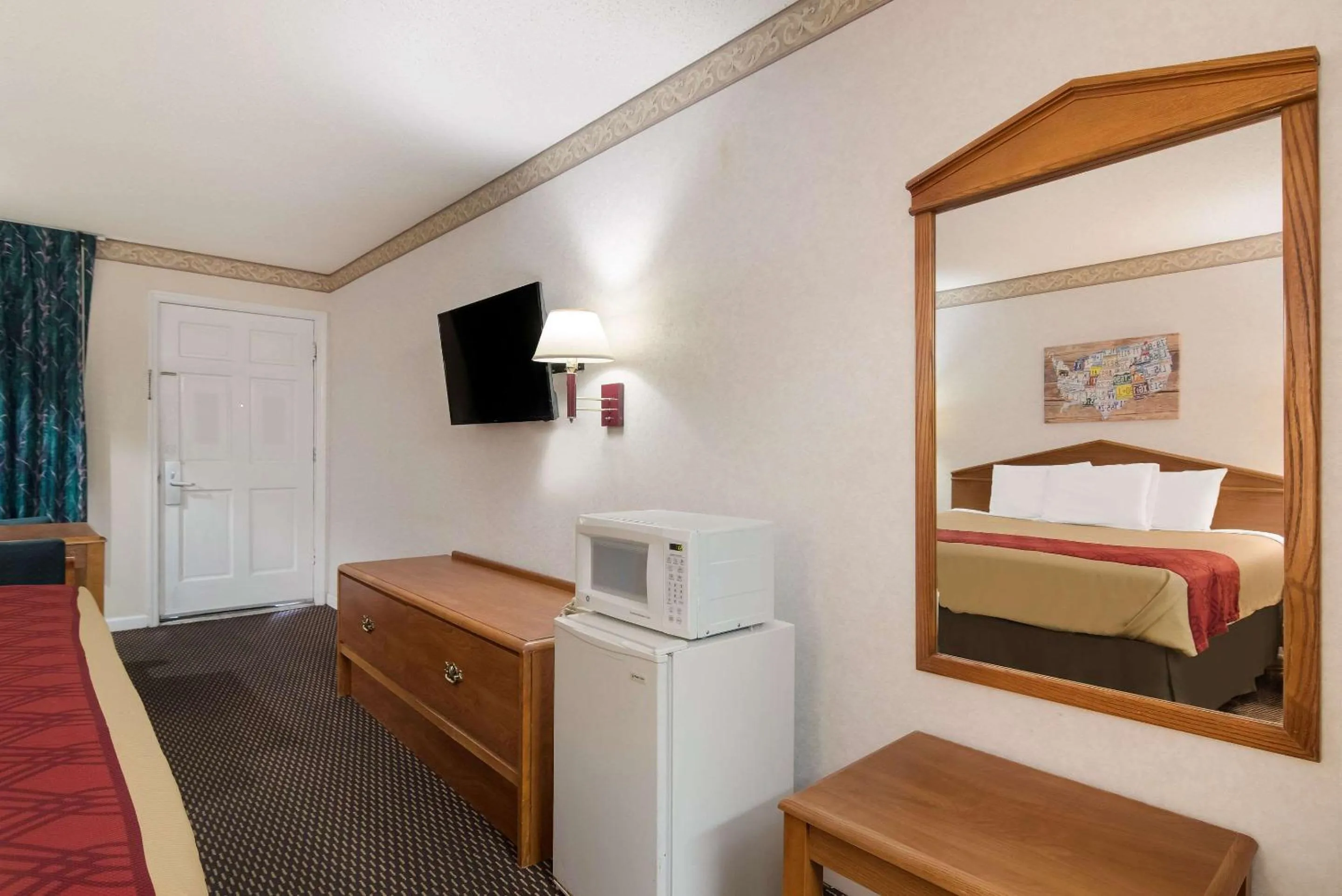 Photo of the whole room, Bed in Econo Lodge Calhoun North Damascus