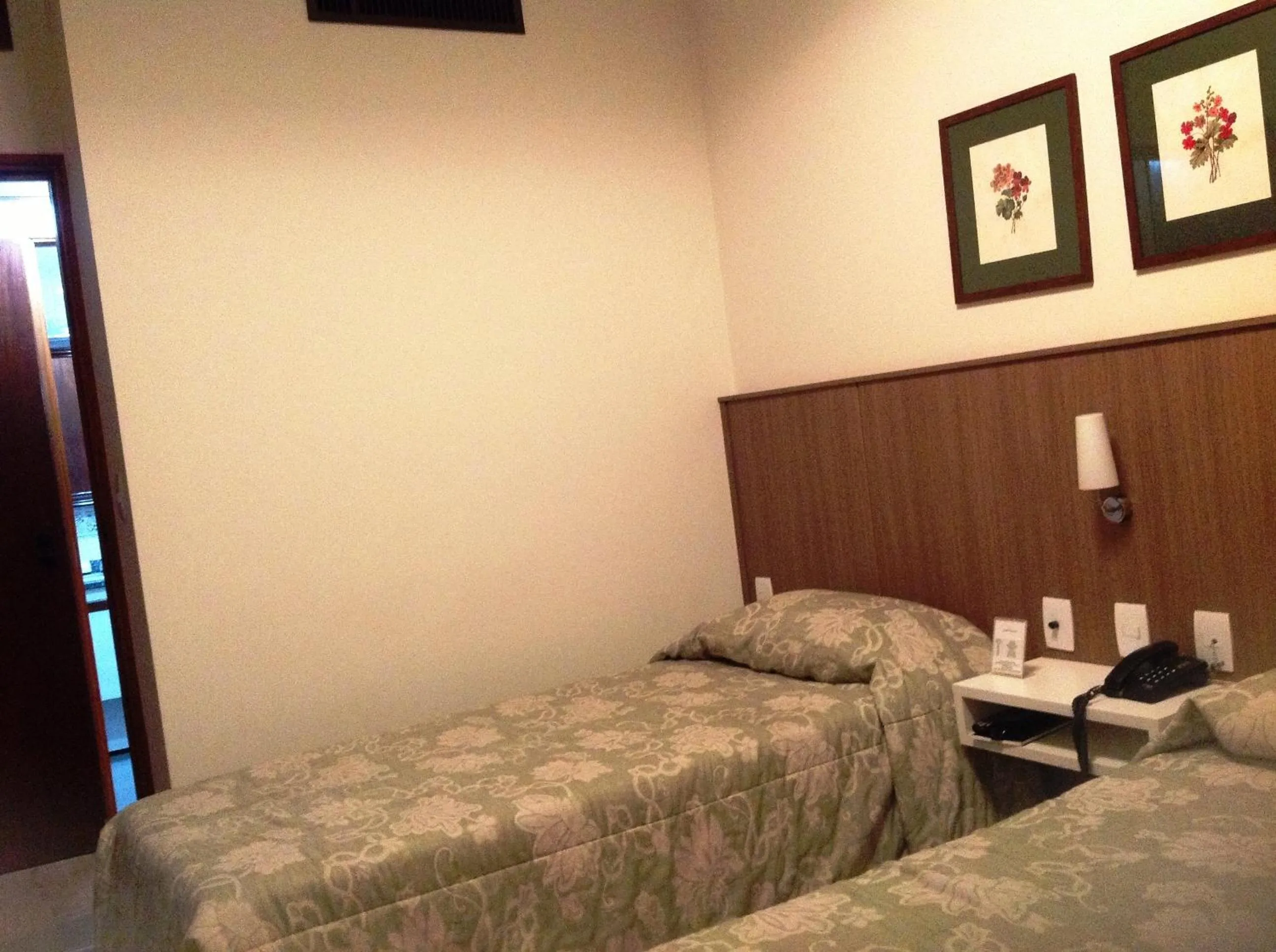 Bed in L'Hirondelle Flat Service