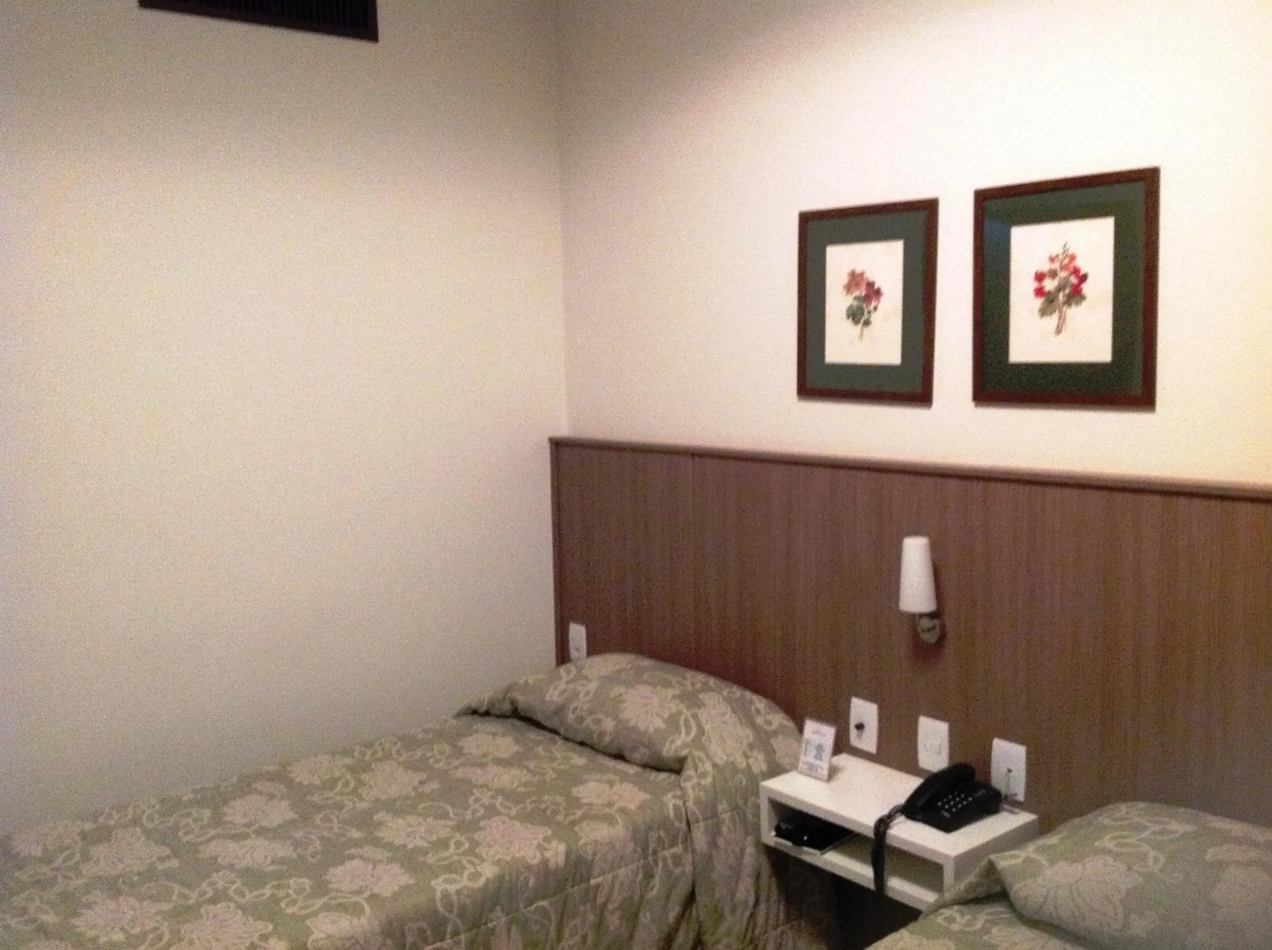 Bed in L'Hirondelle Flat Service