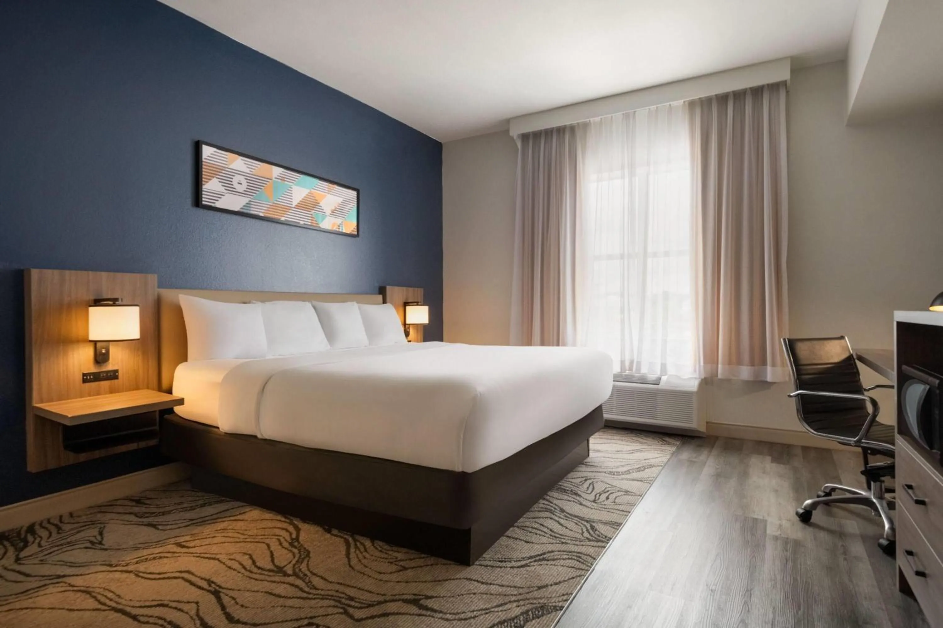 Photo of the whole room, Bed in La Quinta by Wyndham Montgomery