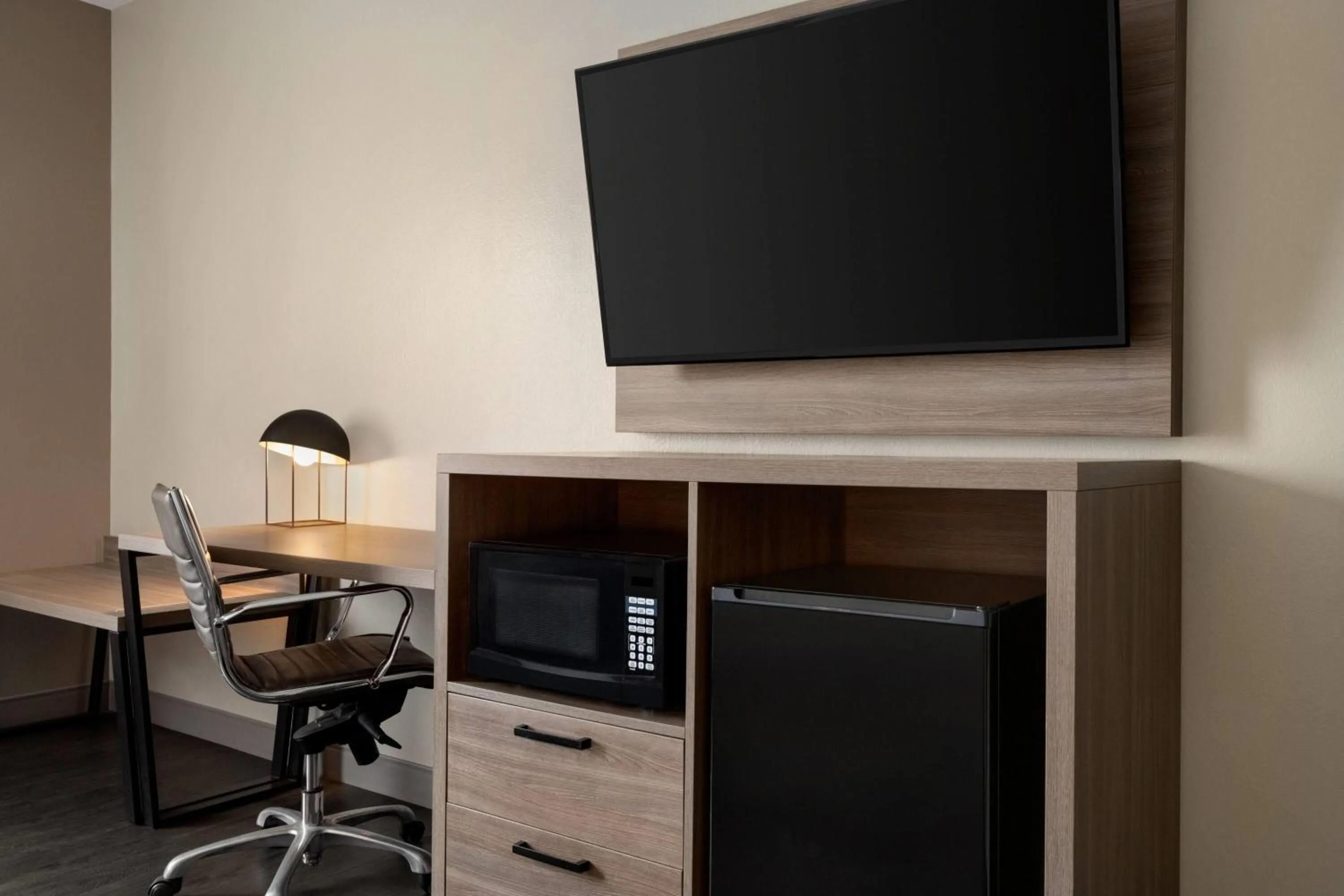 Photo of the whole room in La Quinta by Wyndham Montgomery