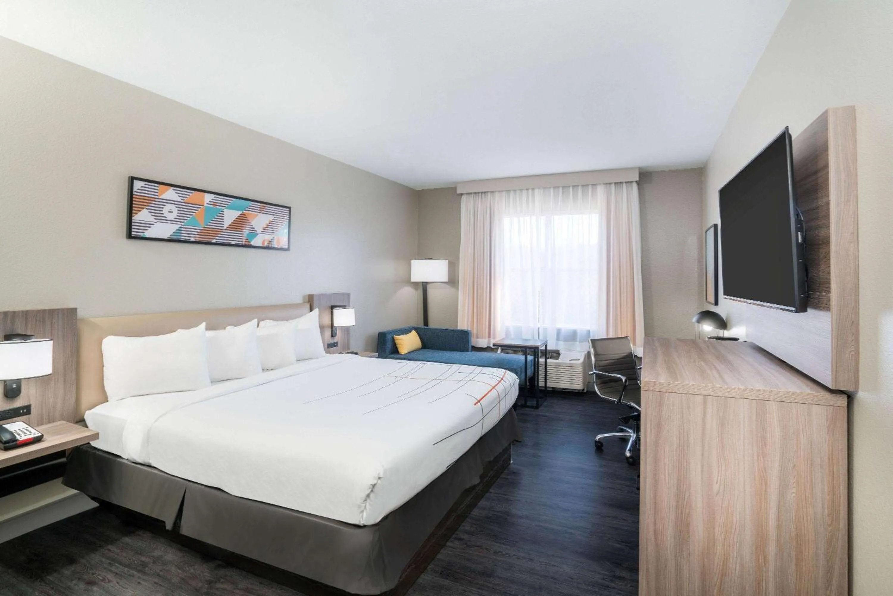 Photo of the whole room, Bed in La Quinta by Wyndham Montgomery