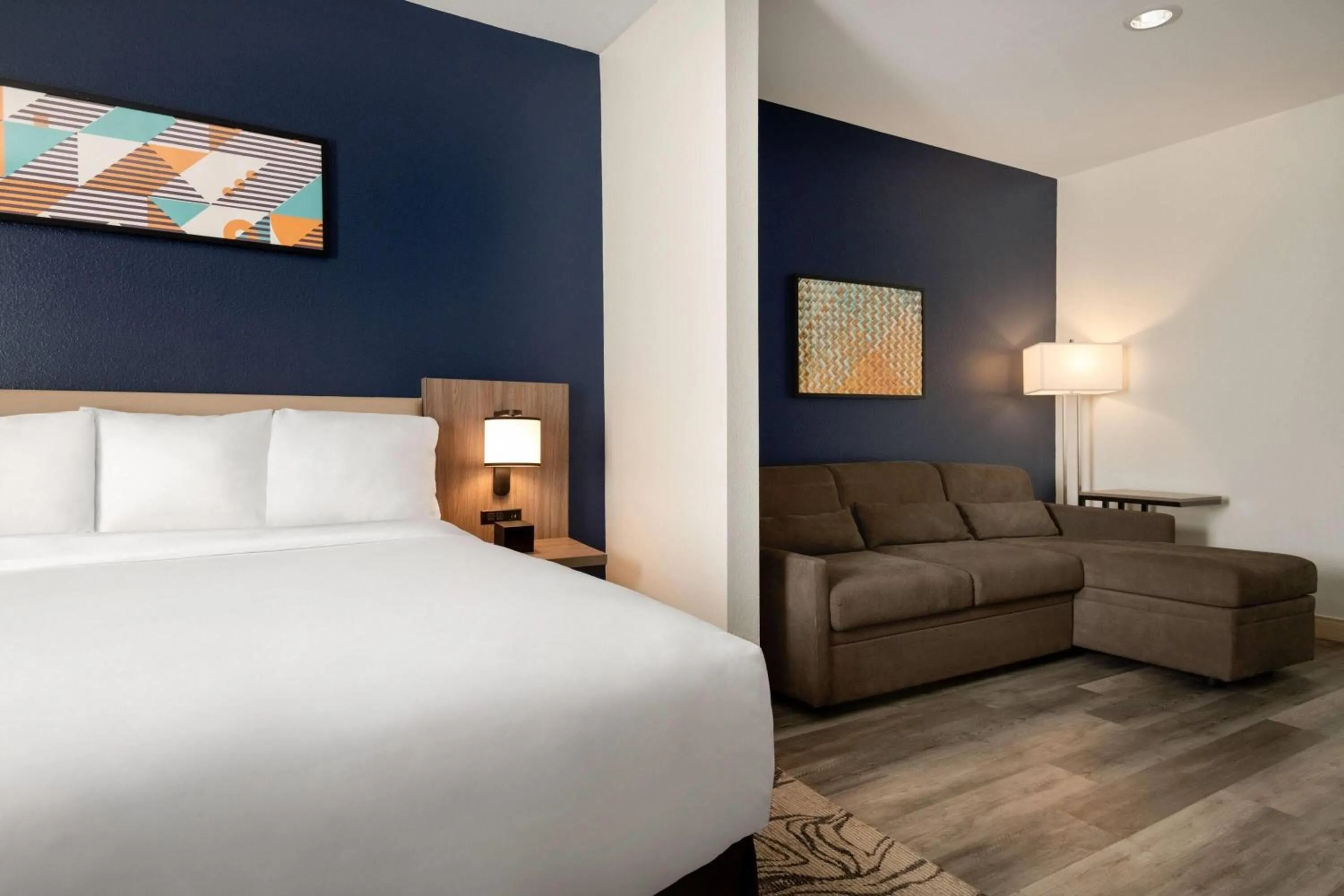 Photo of the whole room, Bed in La Quinta by Wyndham Montgomery