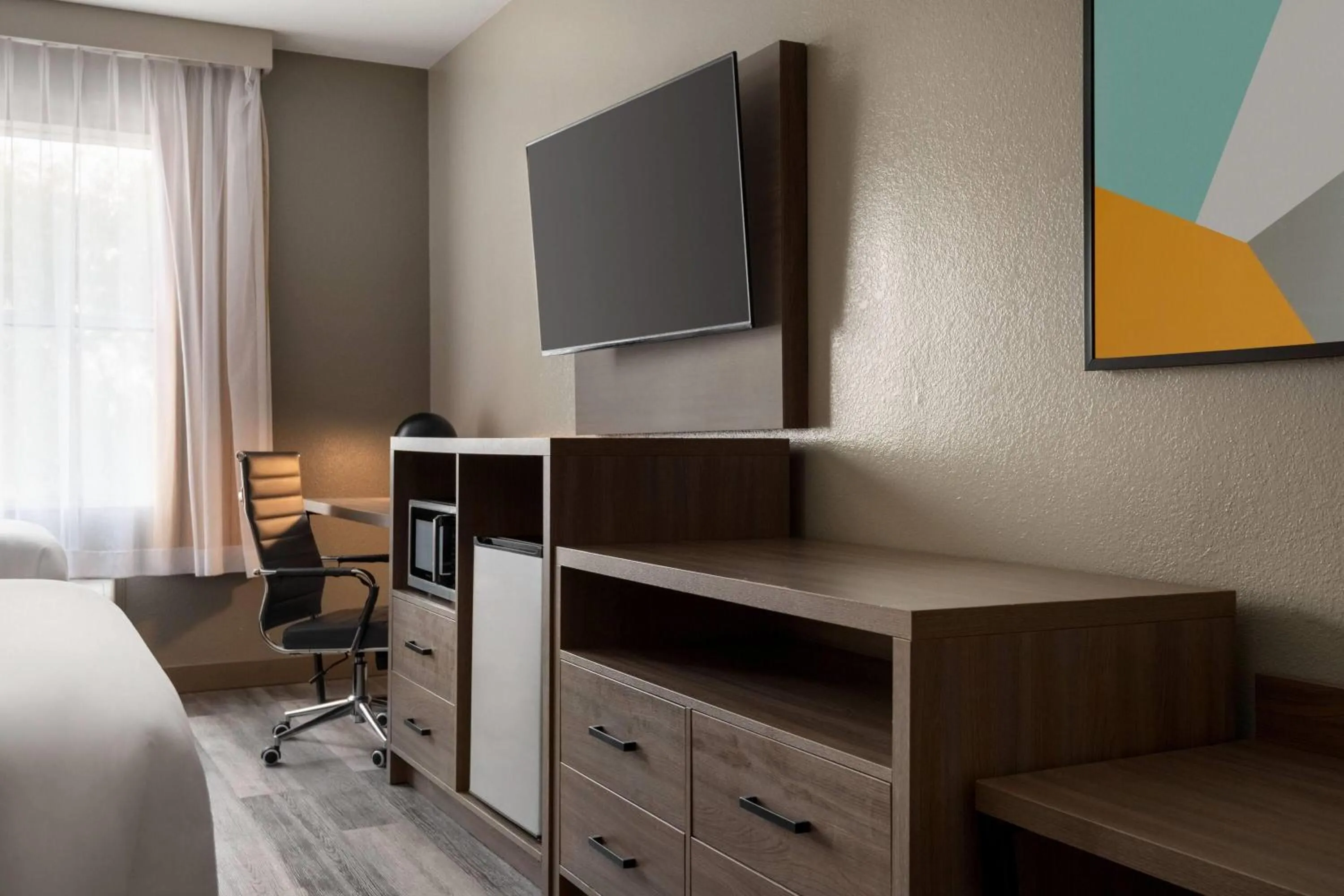 Photo of the whole room in La Quinta by Wyndham Montgomery