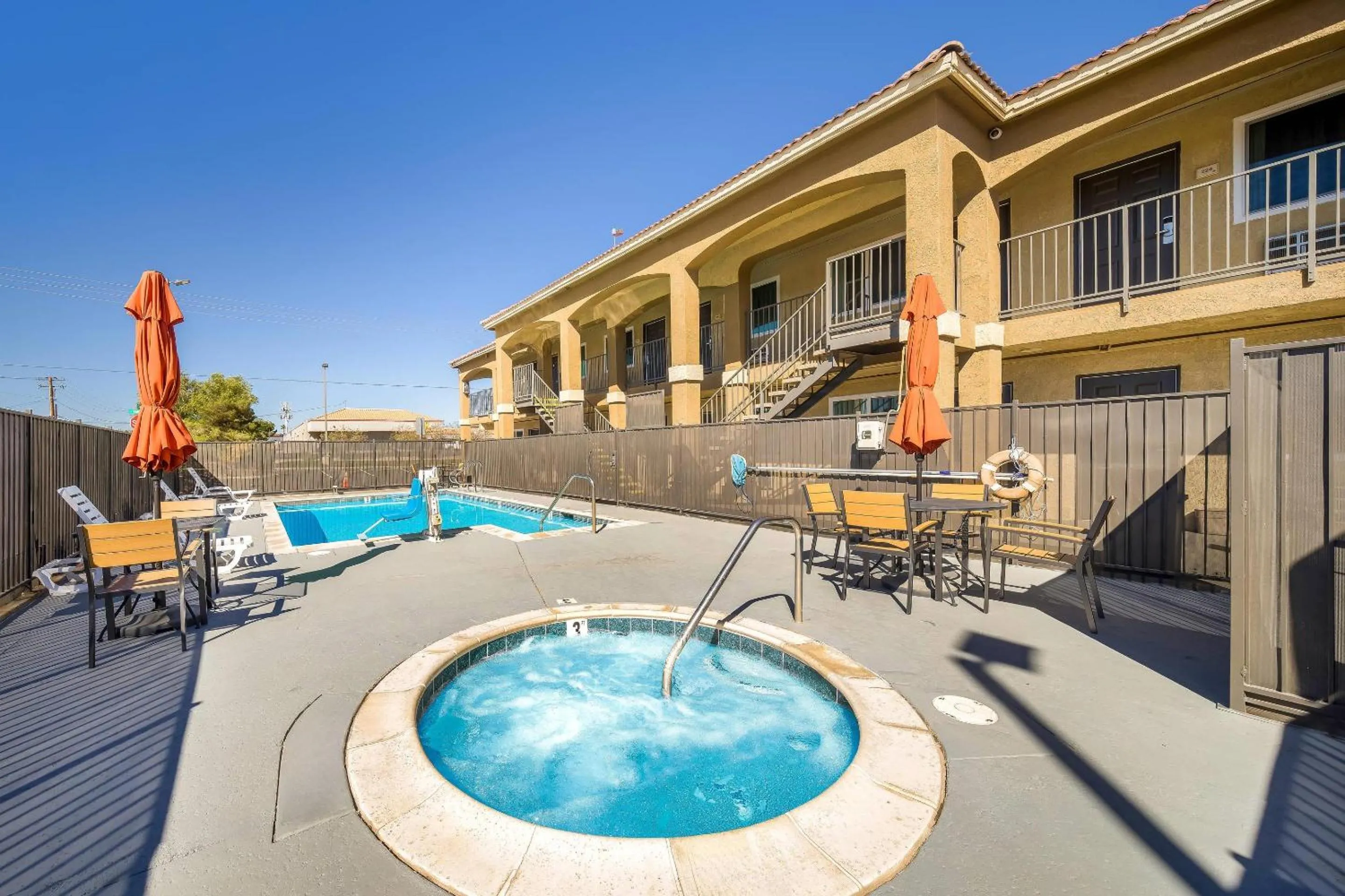 Swimming pool in Quality Inn & Suites