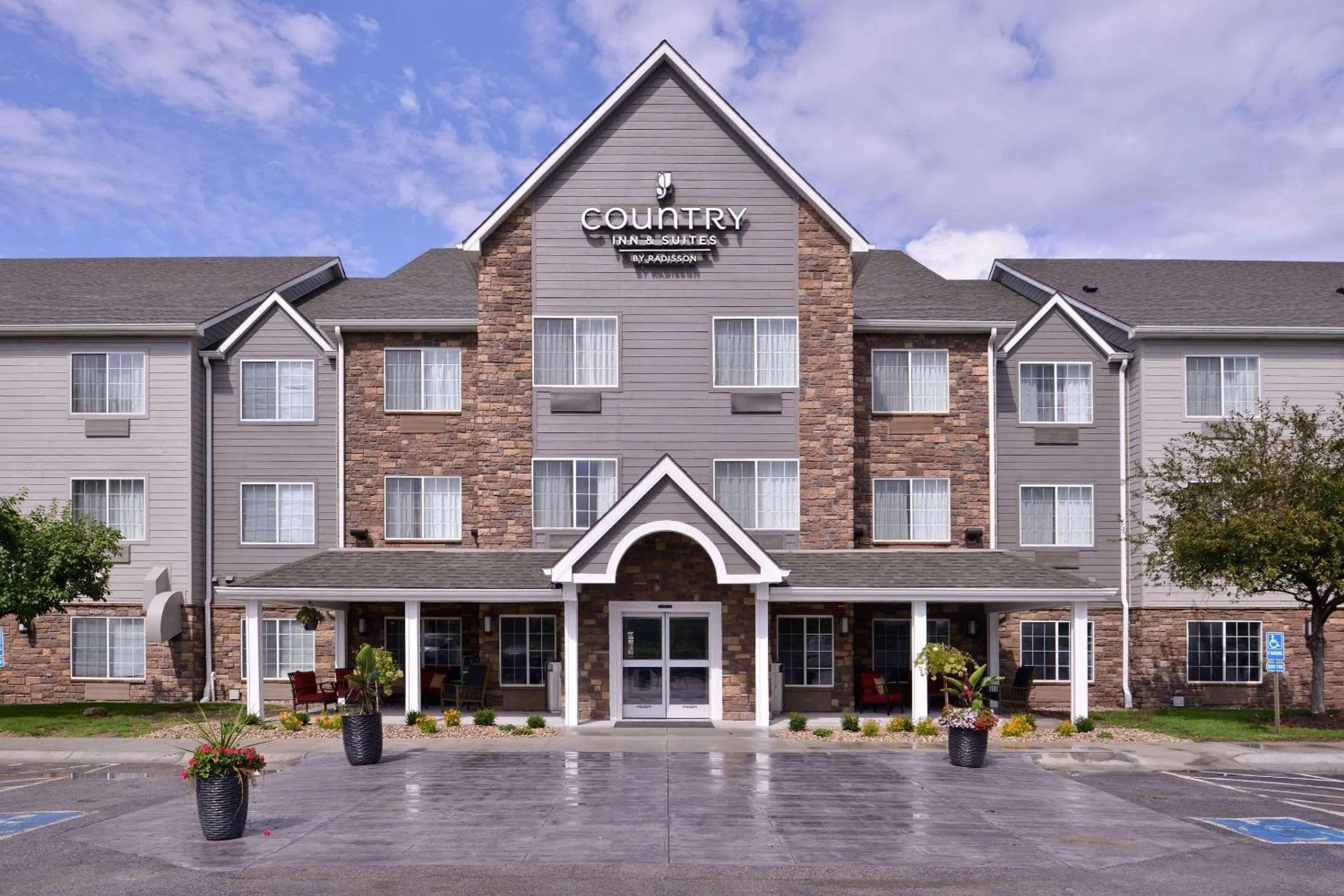 Property building in Country Inn & Suites by Radisson, Omaha Airport, IA