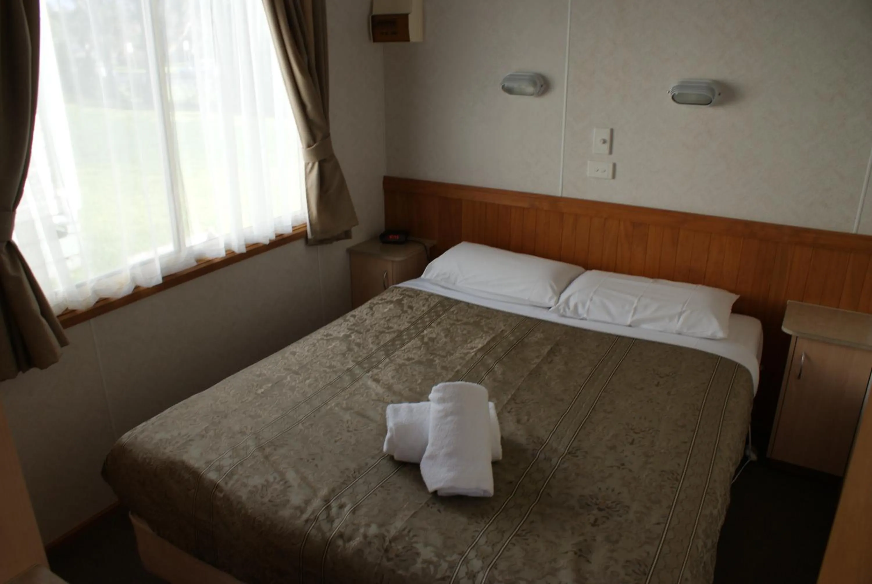 Bed in Warrnambool Motel and Holiday Park