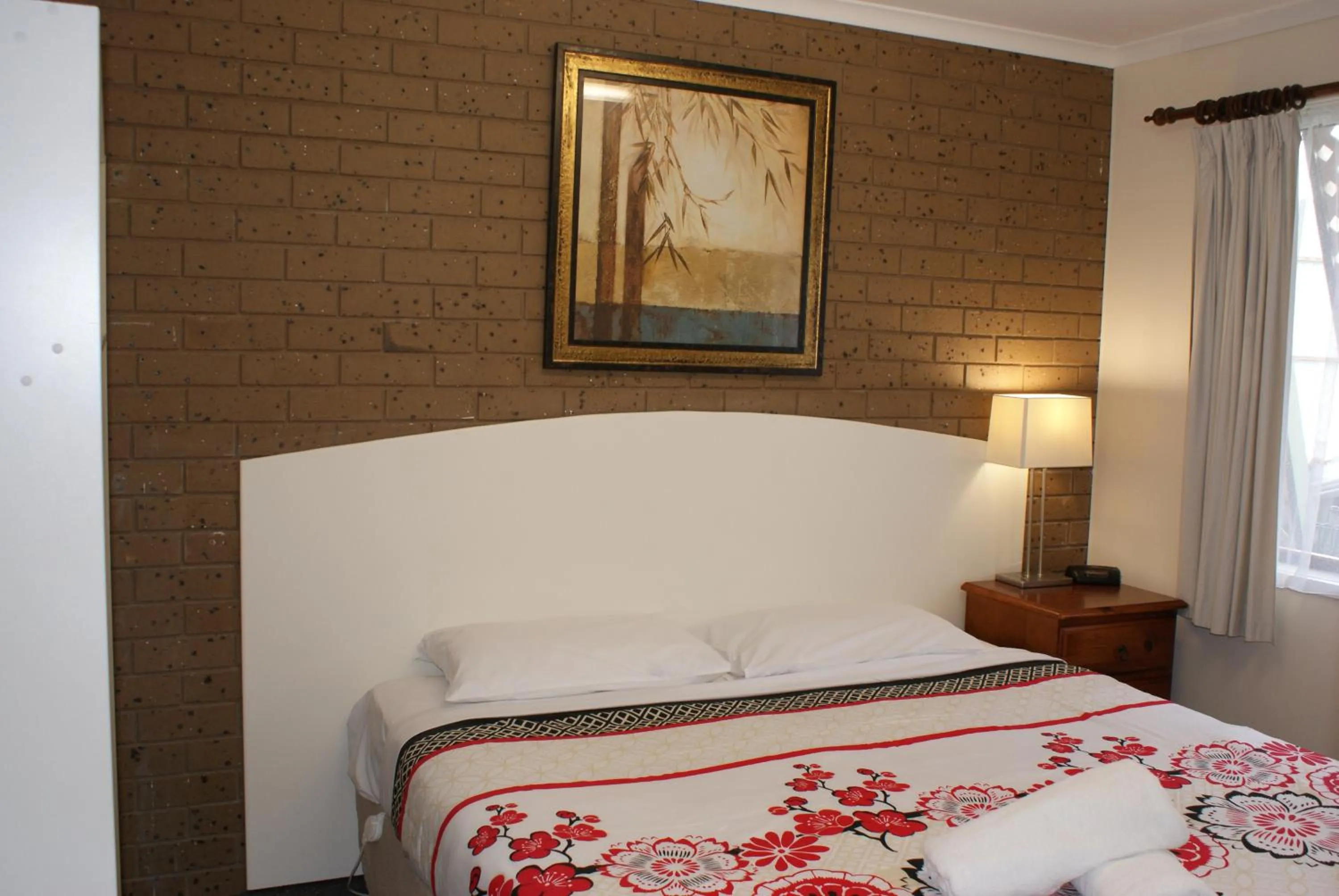 Bed in Warrnambool Motel and Holiday Park