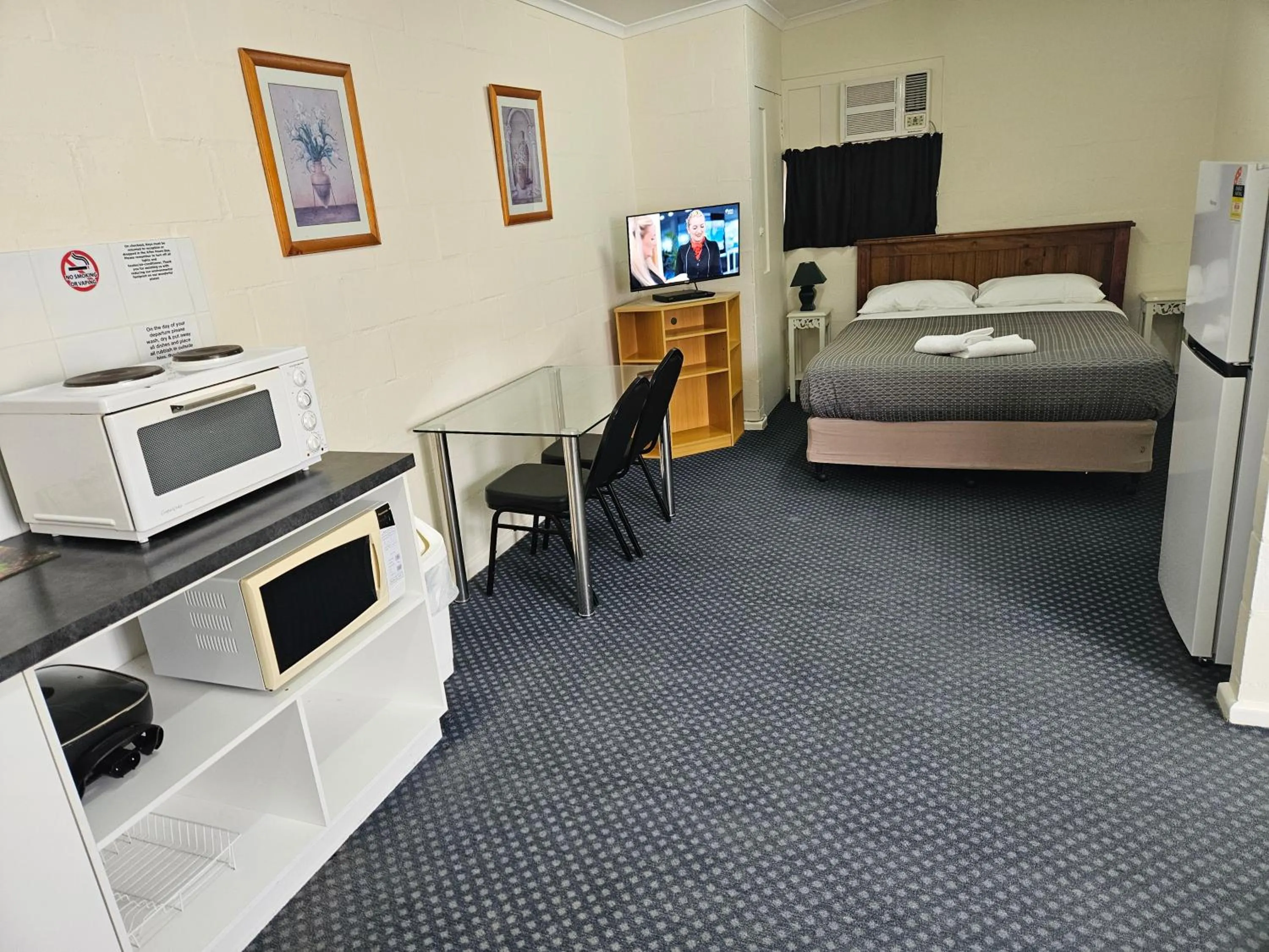Living room, Bed in Warrnambool Motel and Holiday Park