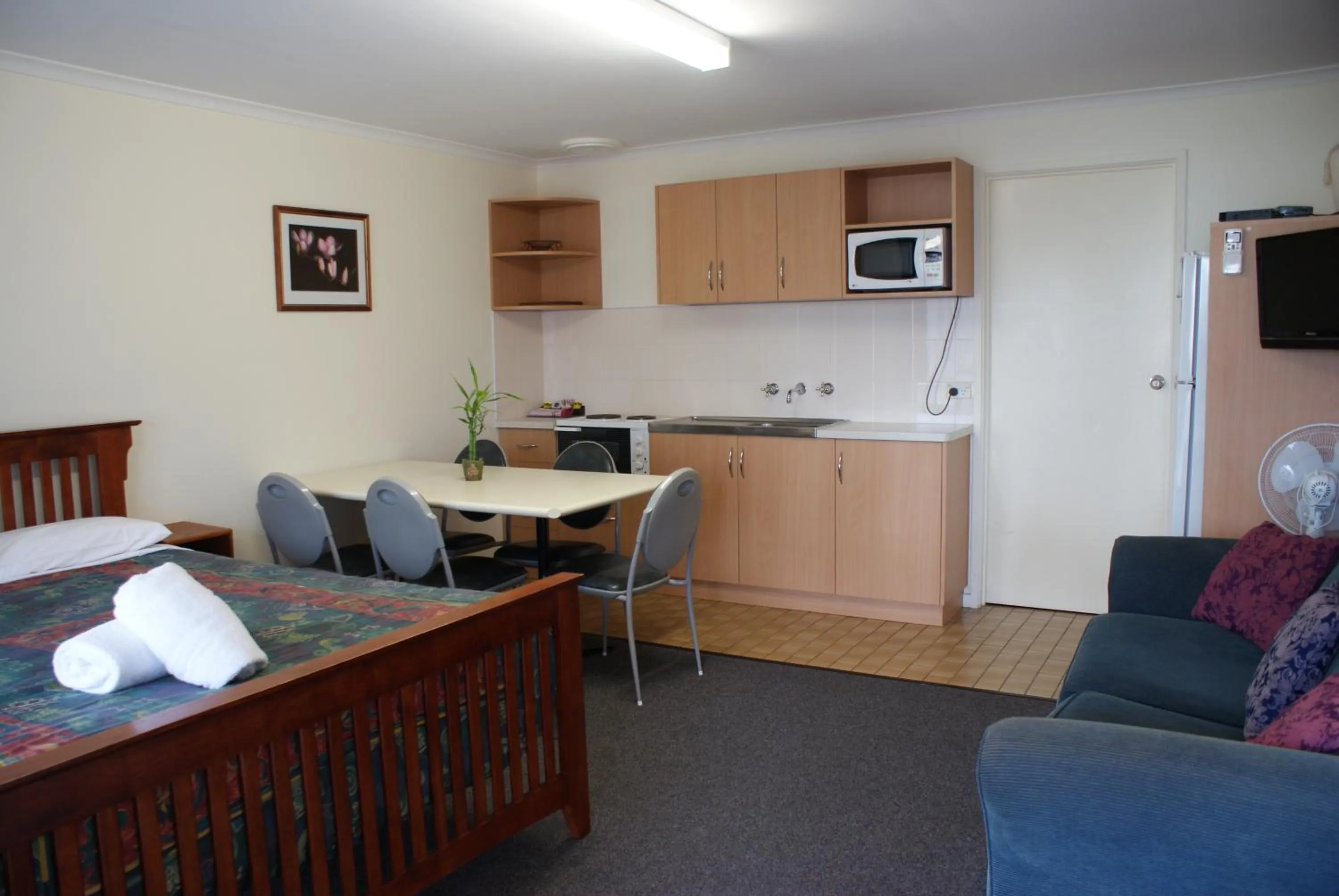 Kitchen or kitchenette in Warrnambool Motel and Holiday Park