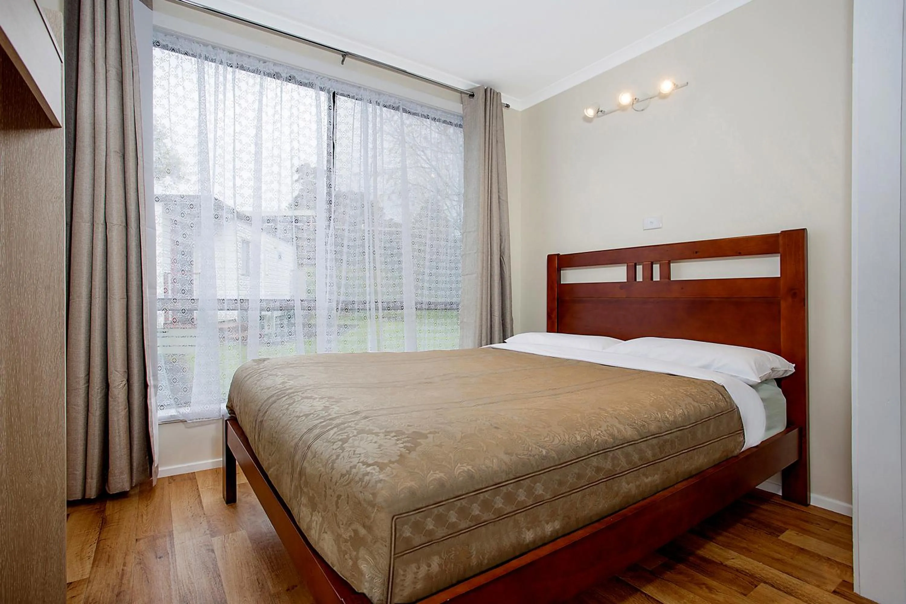 Bedroom, Bed in Warrnambool Motel and Holiday Park