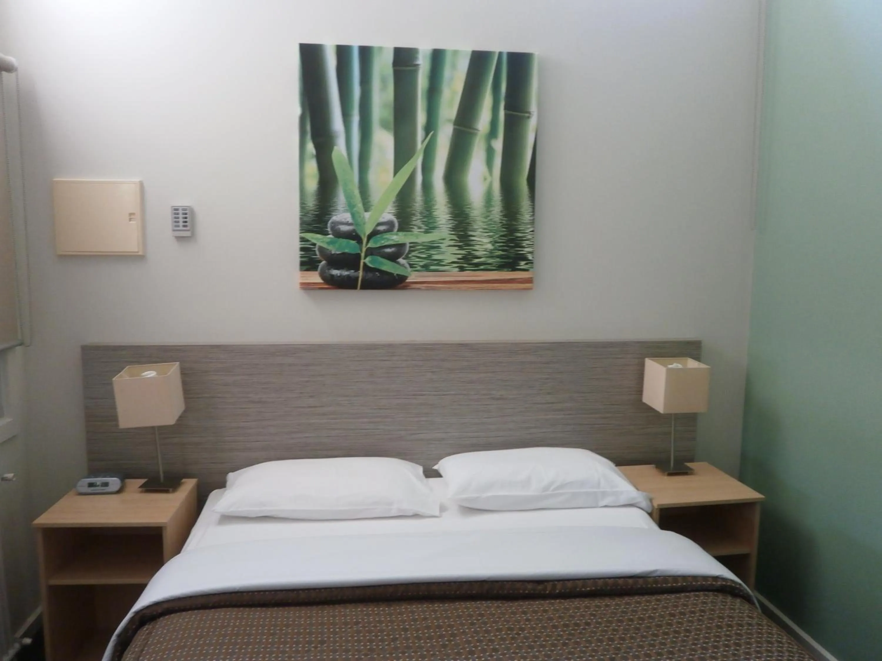 Bedroom, Bed in Sovereign Views Apartments