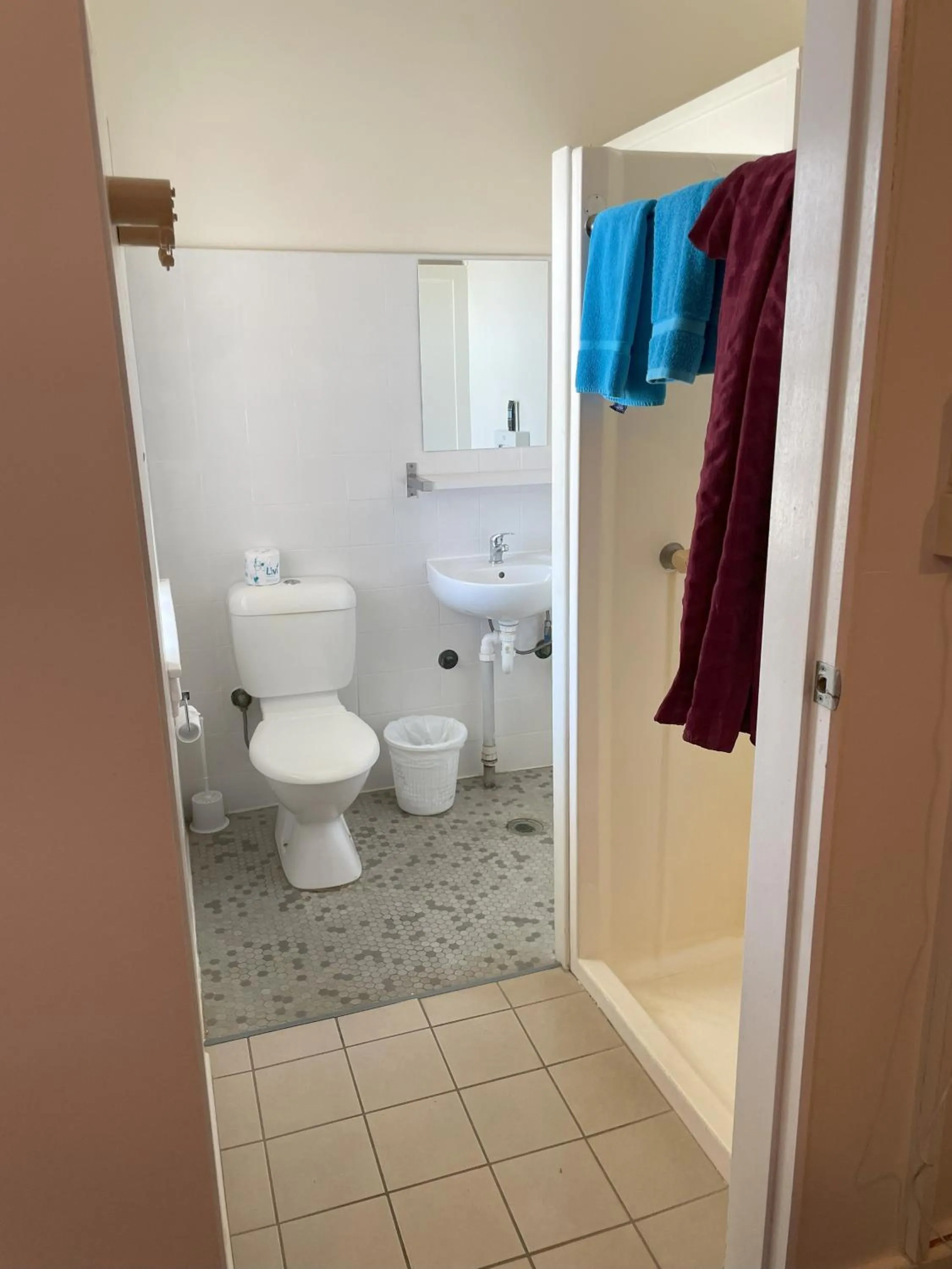 Shower in North Gregory Hotel