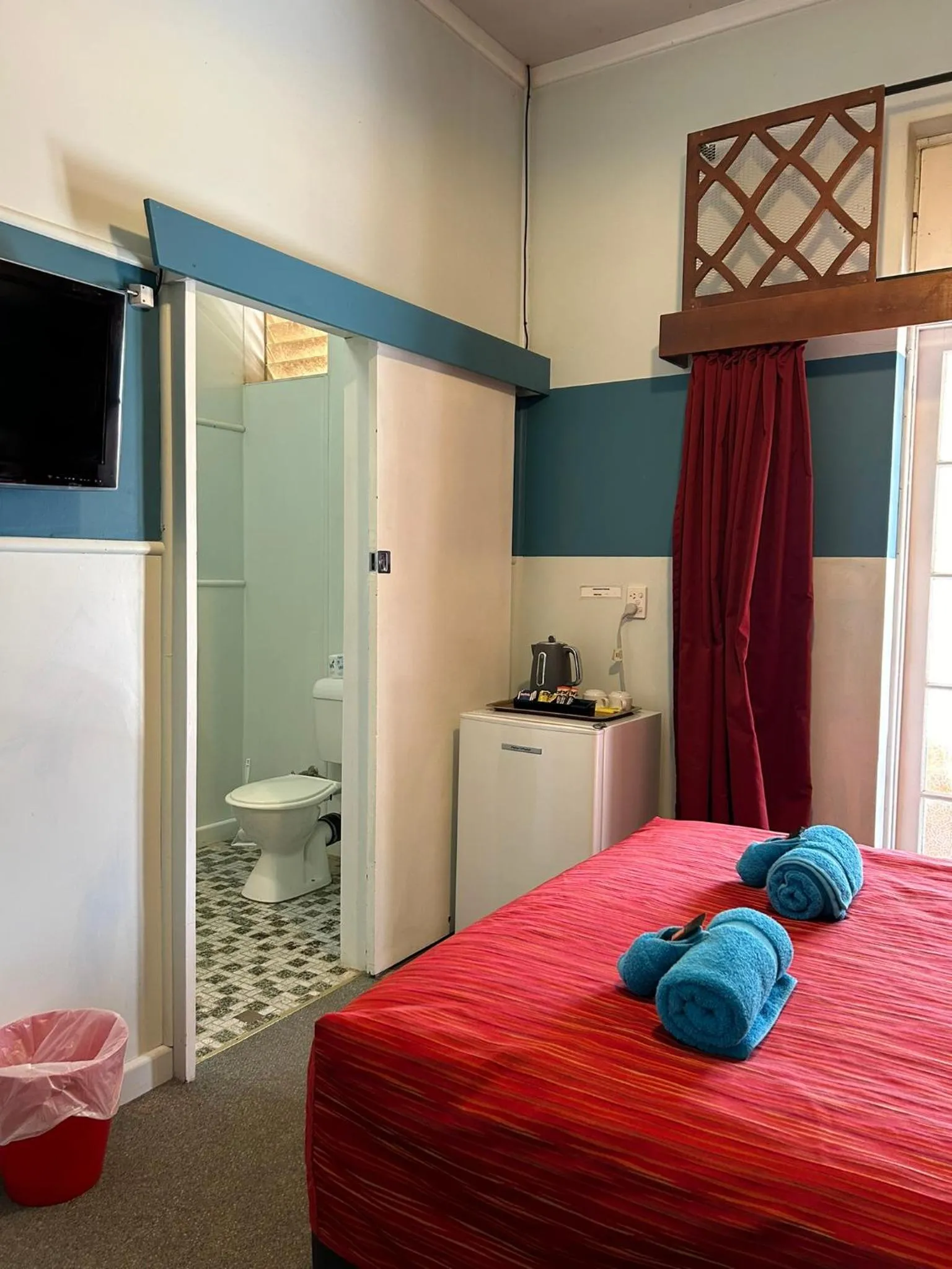 Toilet, Bed in North Gregory Hotel