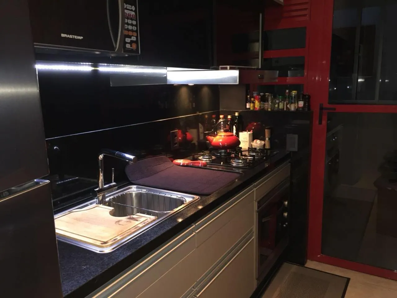Communal kitchen in Apto 2suítes 30m da praia