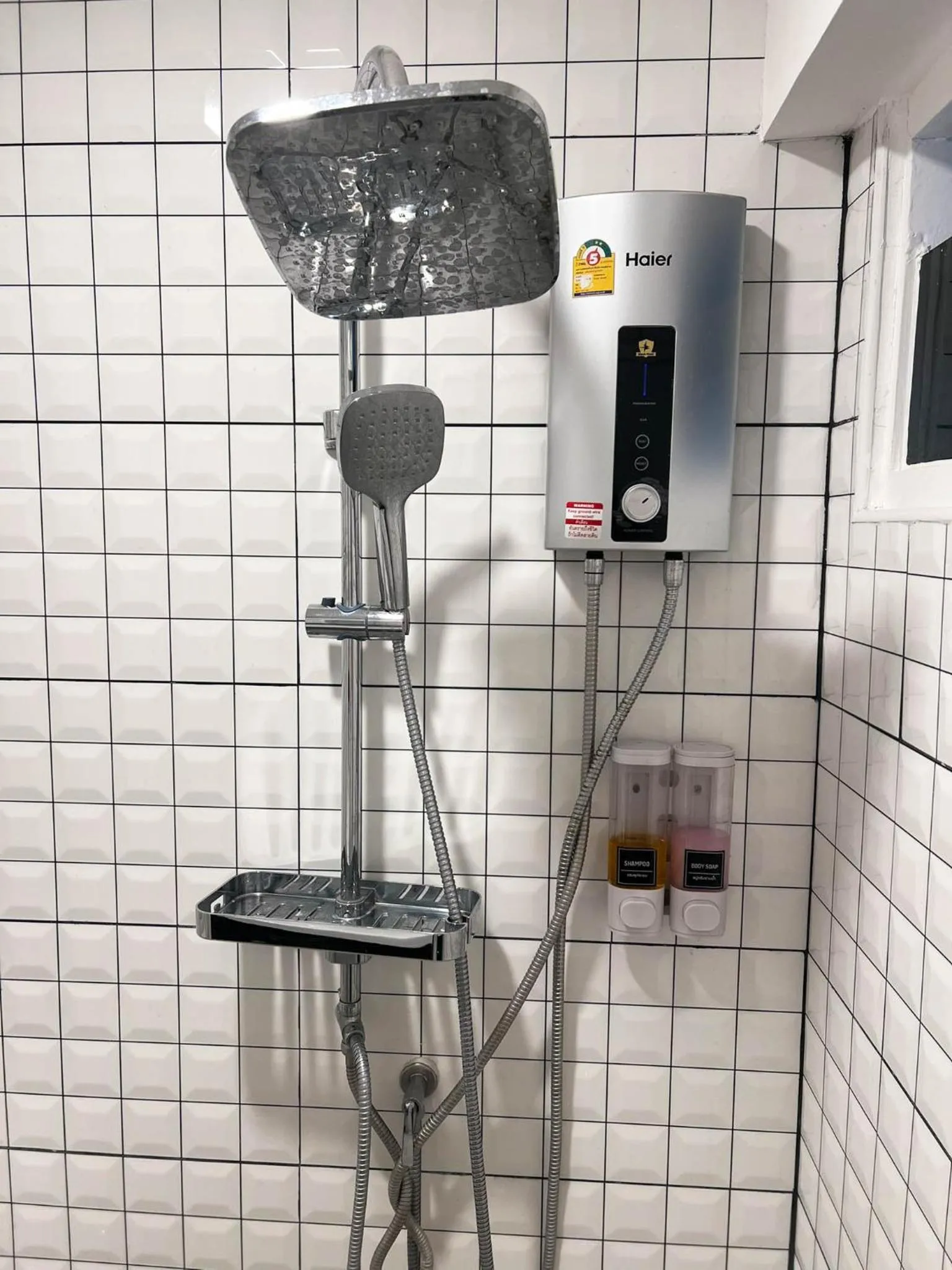 Shower in Inspire House Hotel