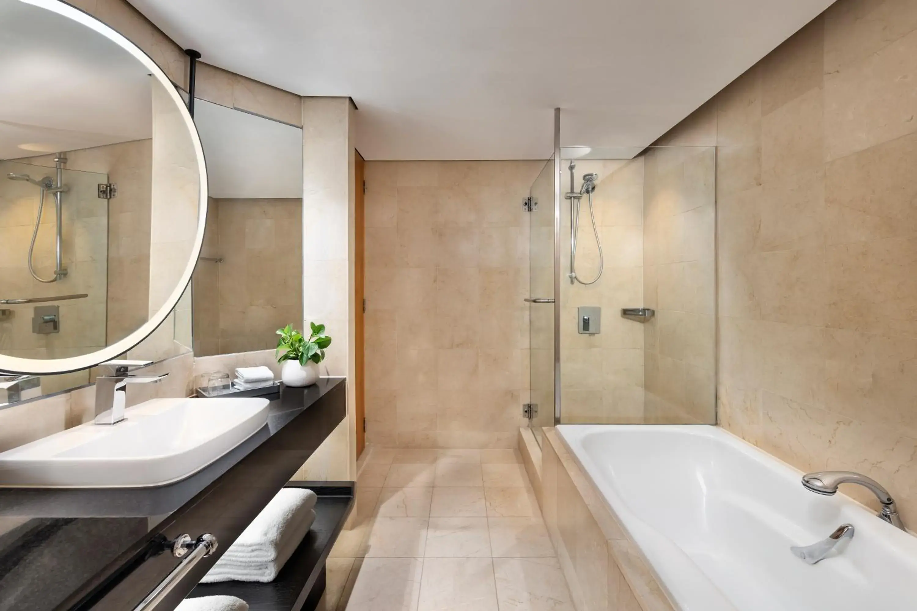 One-Bedroom Executive King Suite with Sky Tower View in JW Marriott Auckland One-Bedroom Executive King Suite with Sky Tower View in JW Marriott Auckland