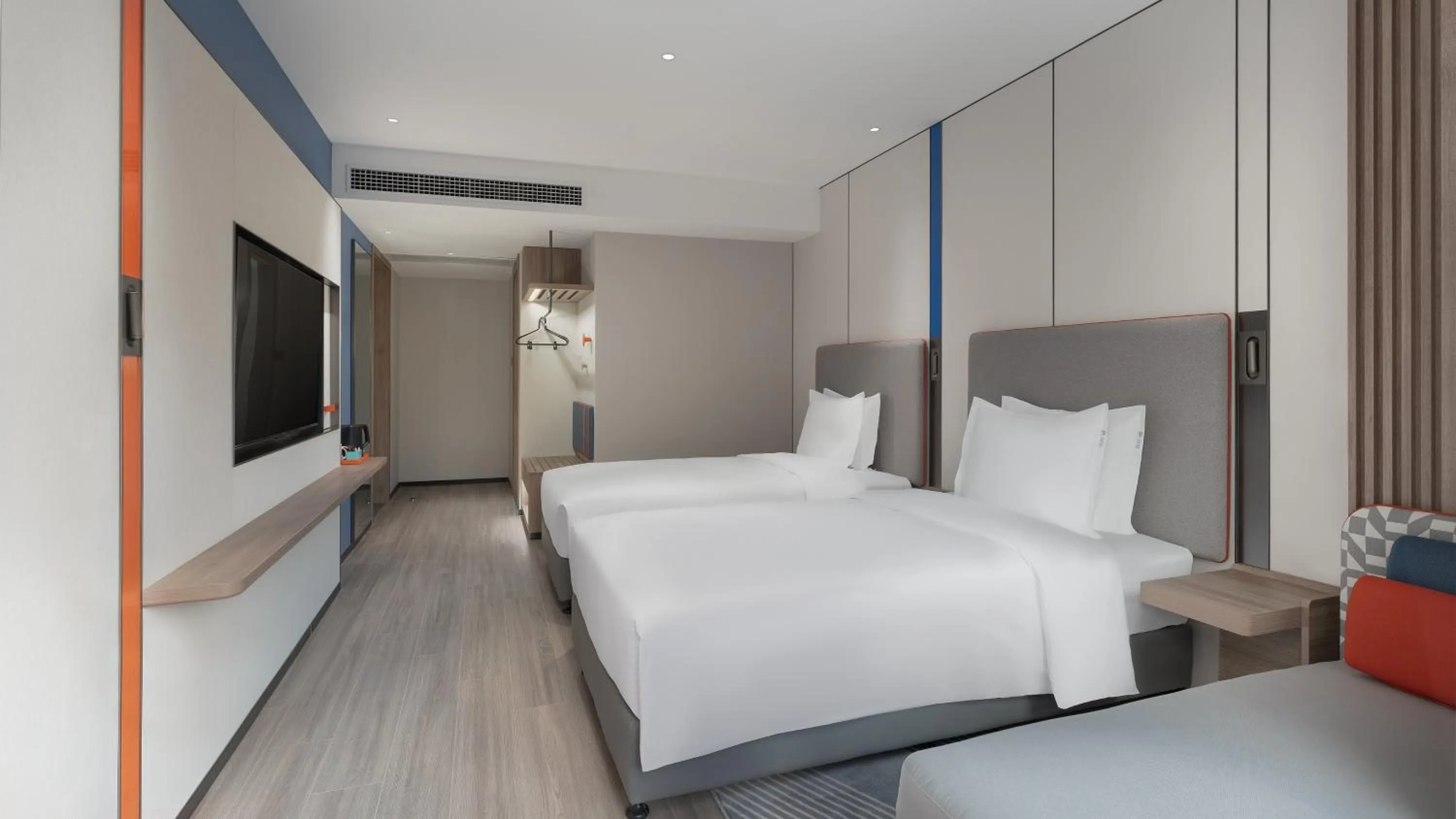 Photo of the whole room, Bed in Holiday Inn Express Qingdao Shibei by IHG