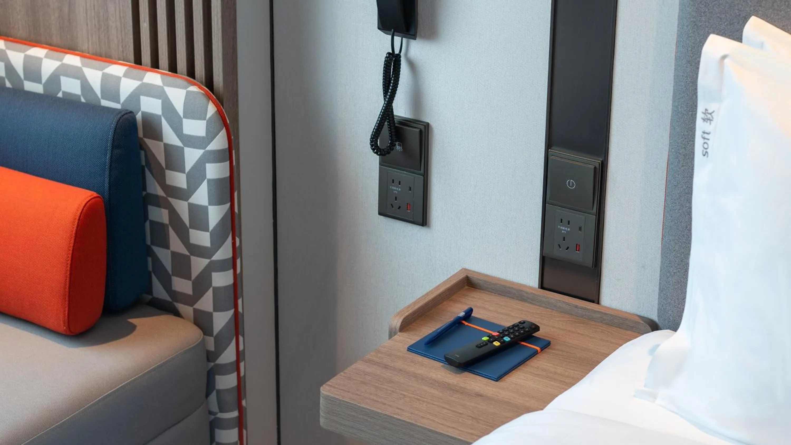 Photo of the whole room, Bed in Holiday Inn Express Qingdao Shibei by IHG