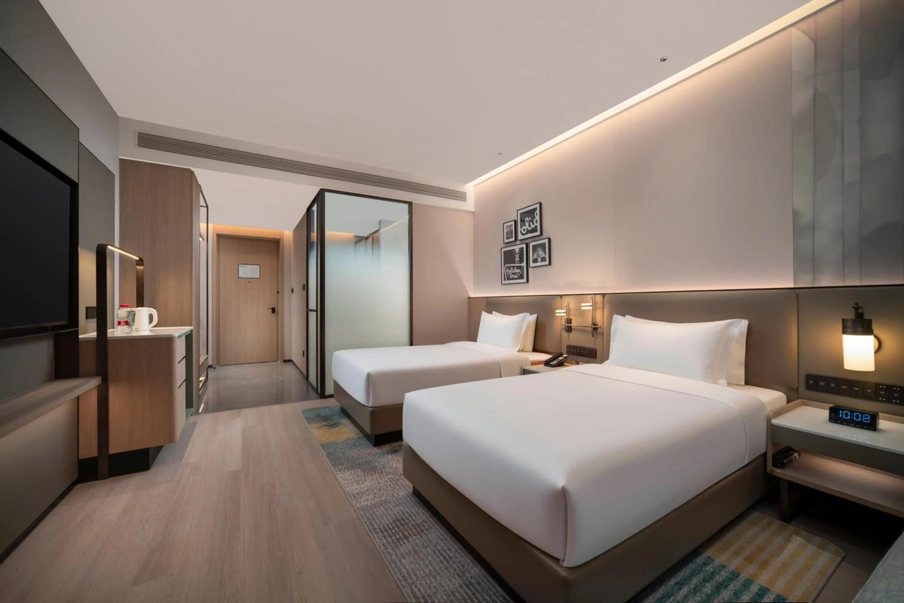 Photo of the whole room, Bed in Holiday Inn Express Qingdao Shibei by IHG