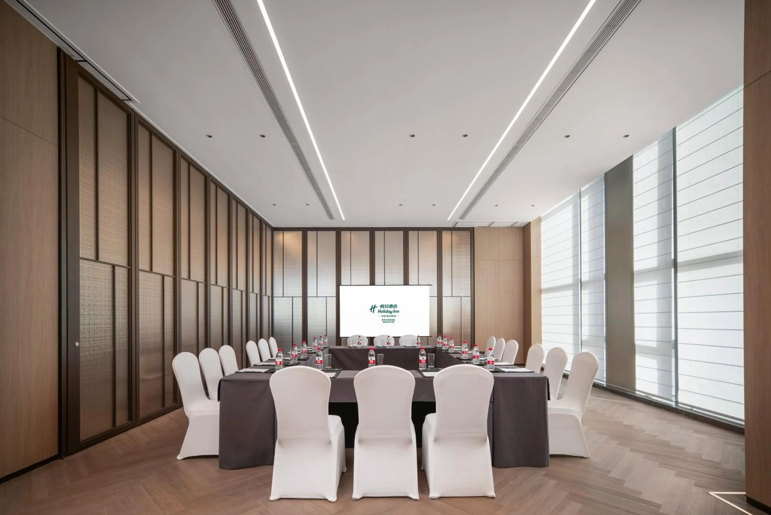 Meeting/conference room in Holiday Inn Express Qingdao Shibei by IHG