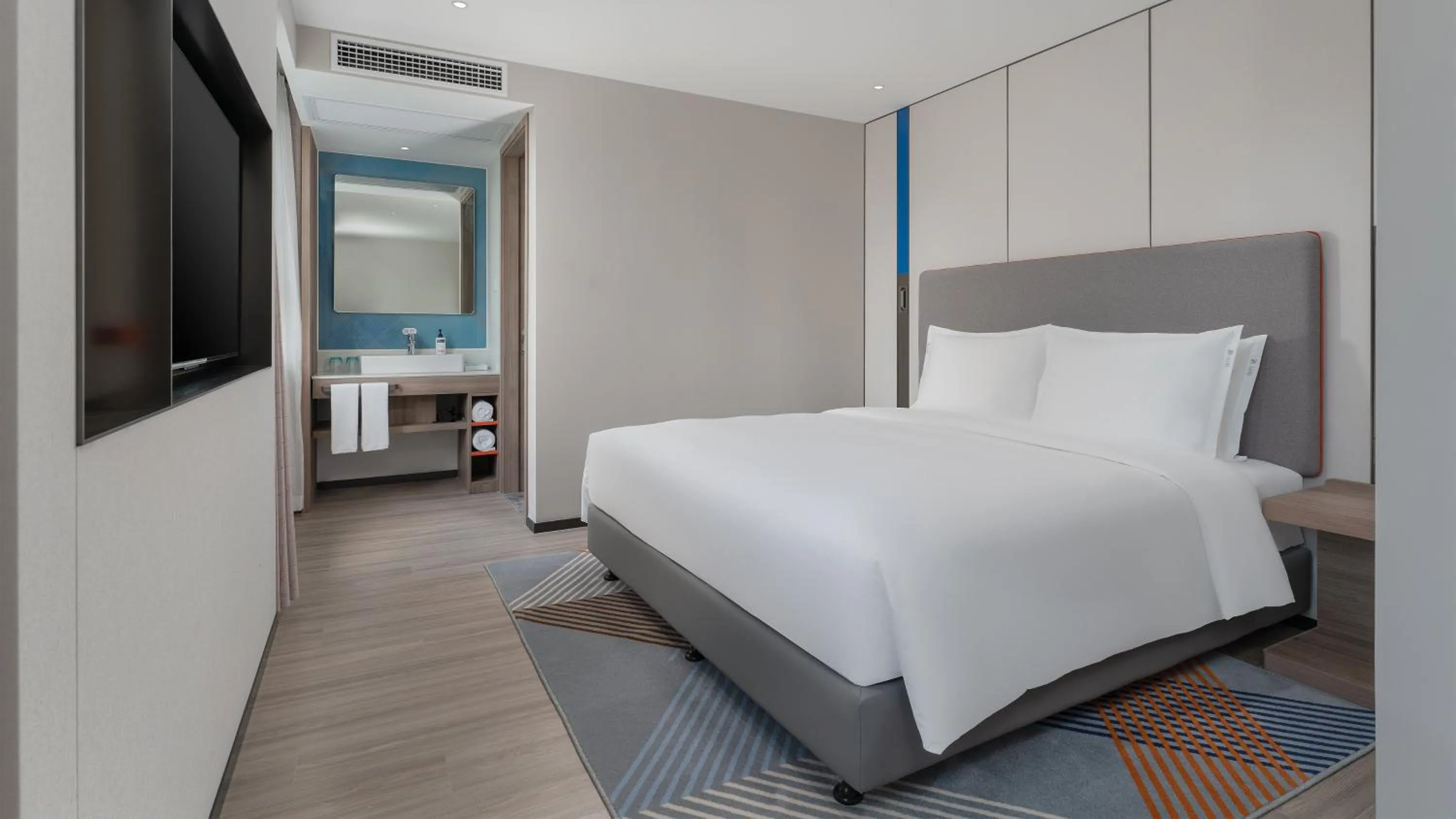 Photo of the whole room, Bed in Holiday Inn Express Qingdao Shibei by IHG