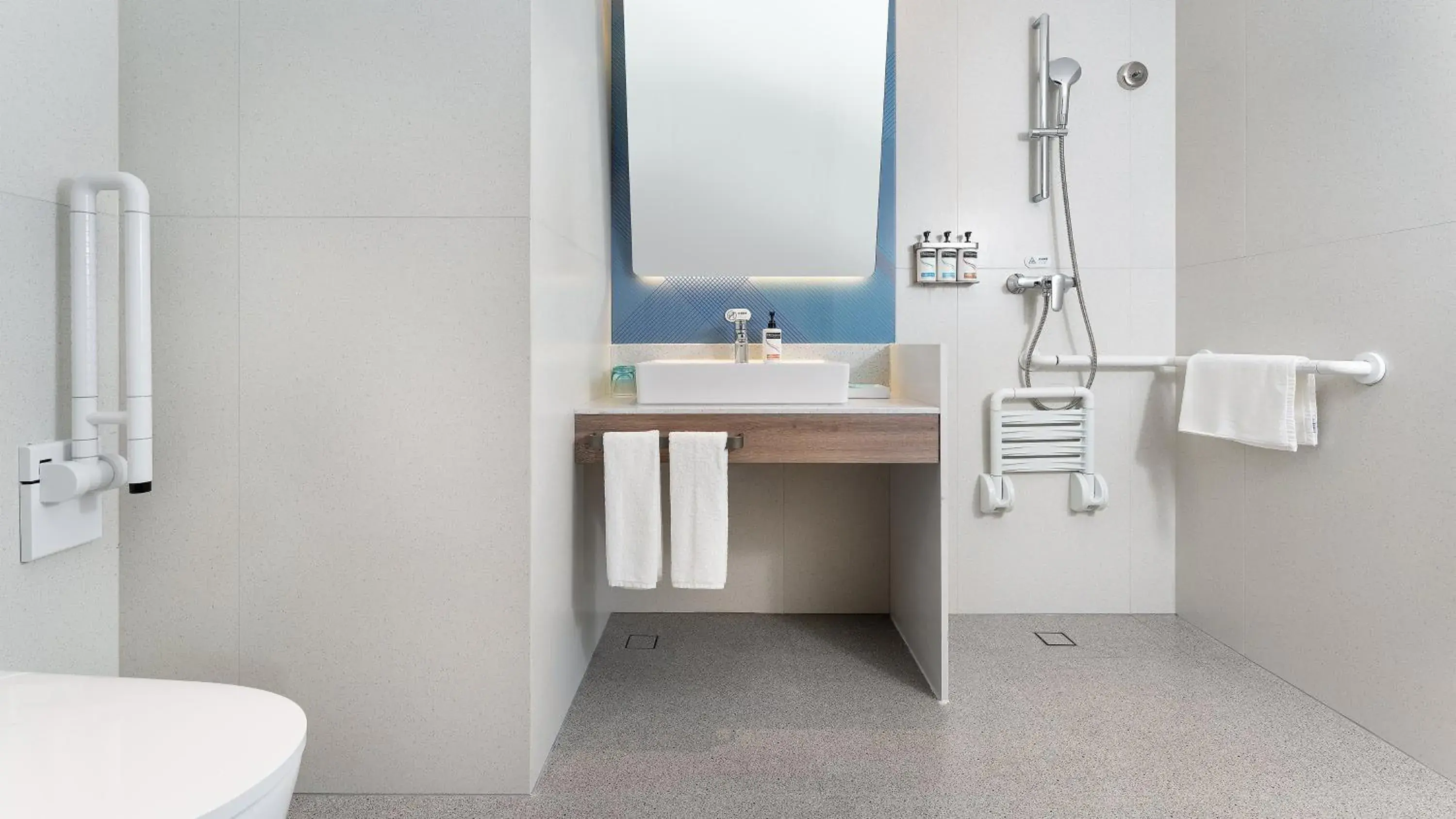 Bathroom in Holiday Inn Express Qingdao Shibei by IHG Bathroom in Holiday Inn Express Qingdao Shibei by IHG