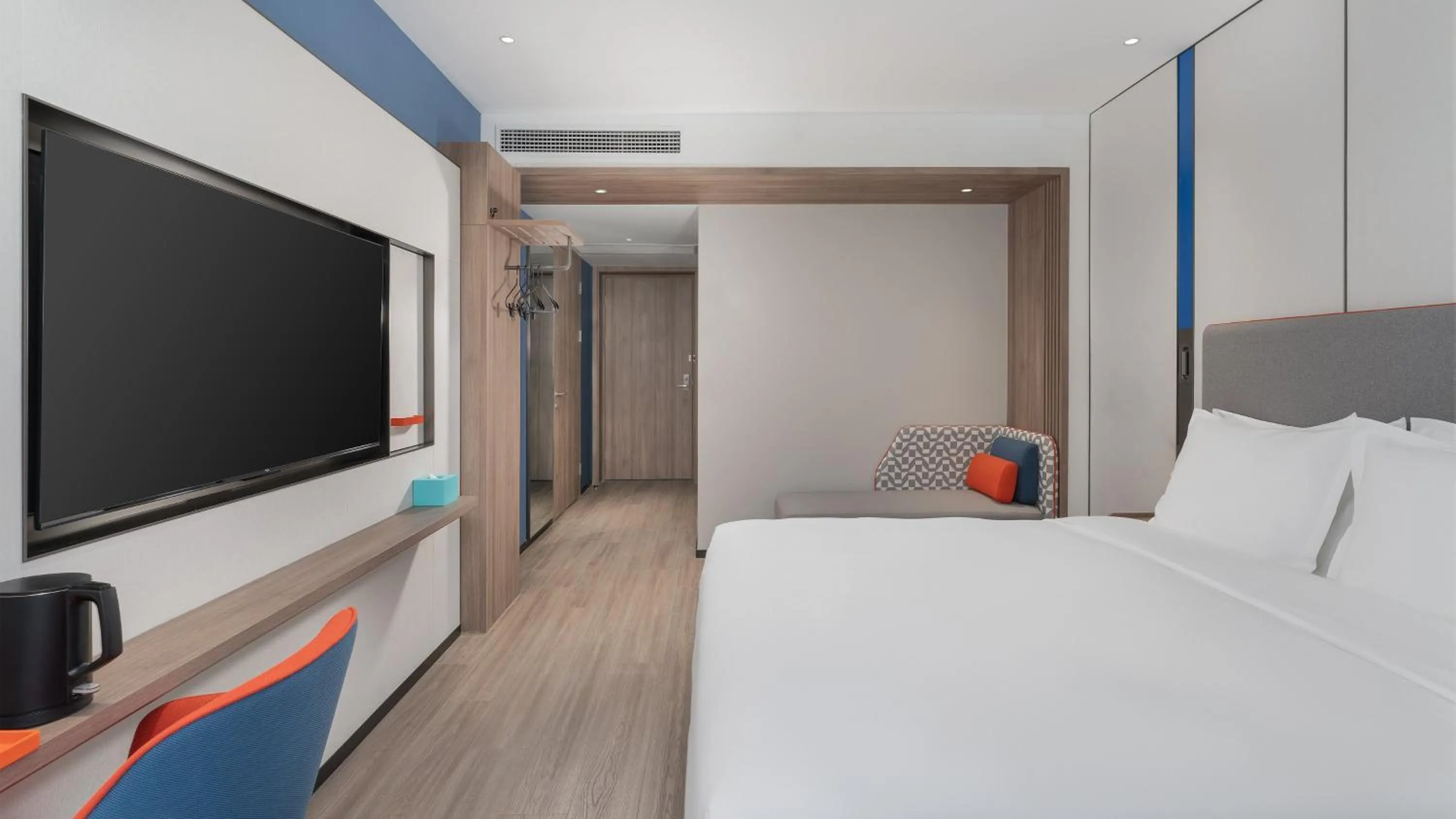 Photo of the whole room, Bed in Holiday Inn Express Qingdao Shibei by IHG