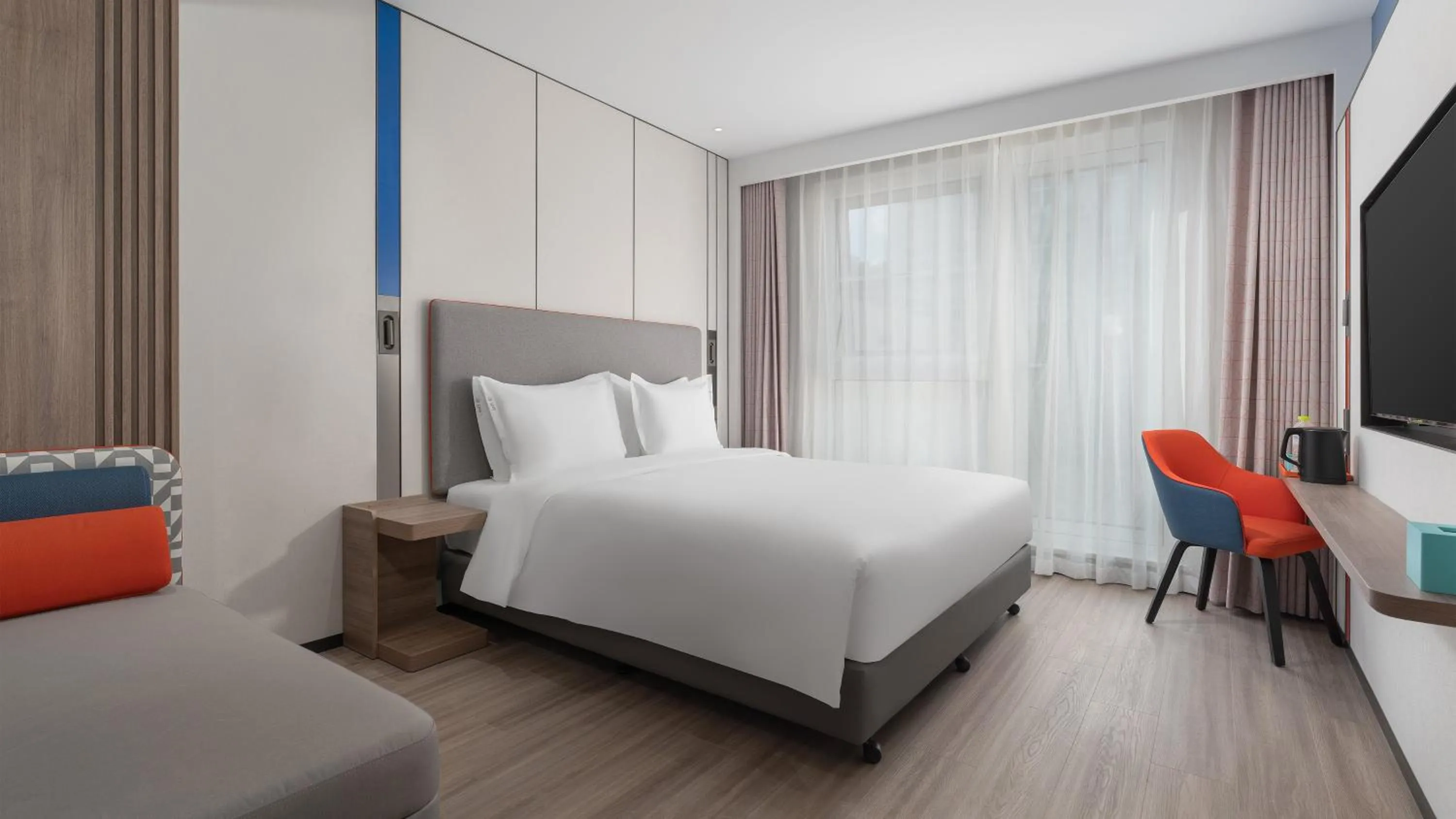 Photo of the whole room, Bed in Holiday Inn Express Qingdao Shibei by IHG