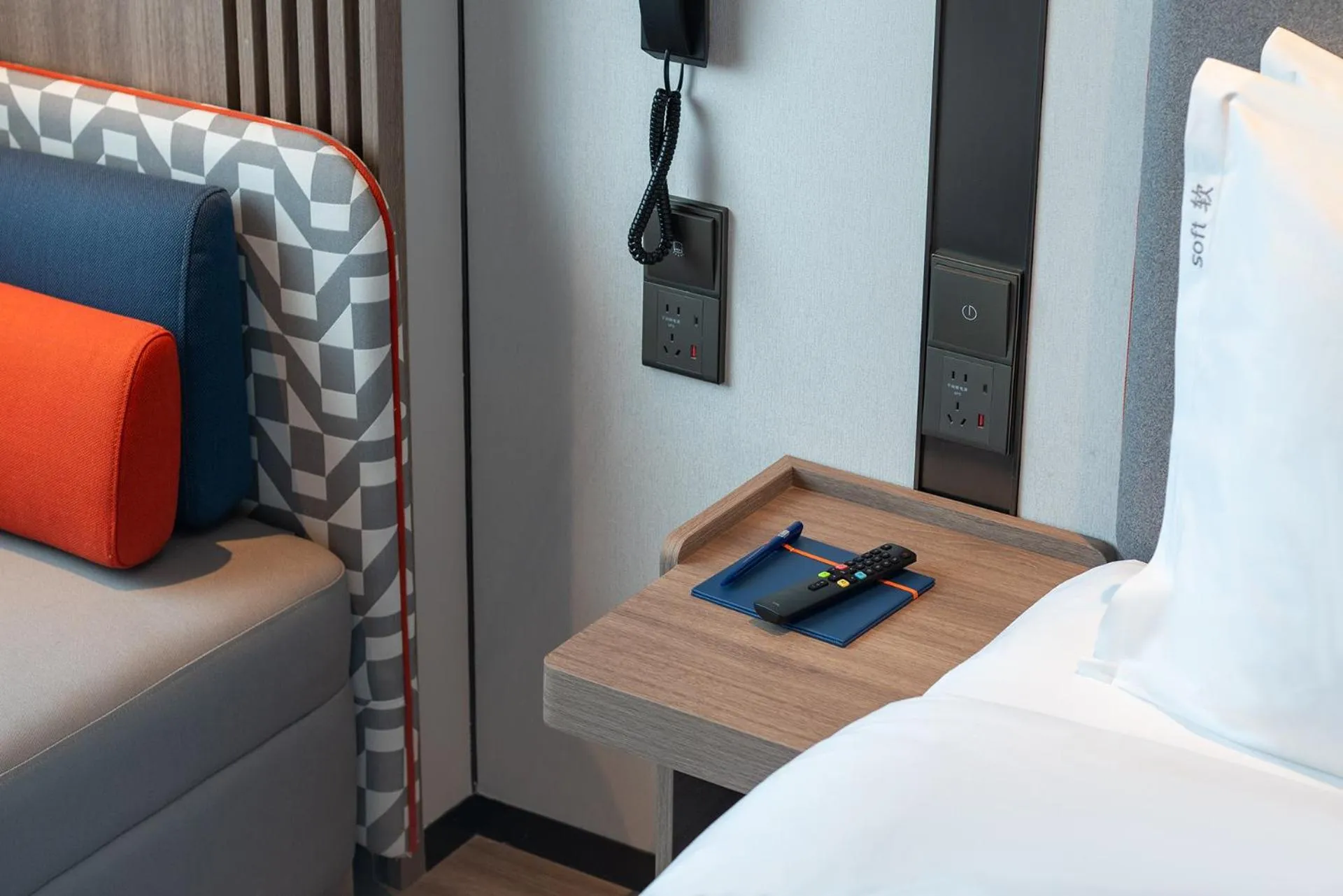 Photo of the whole room, Bed in Holiday Inn Express Qingdao Shibei by IHG