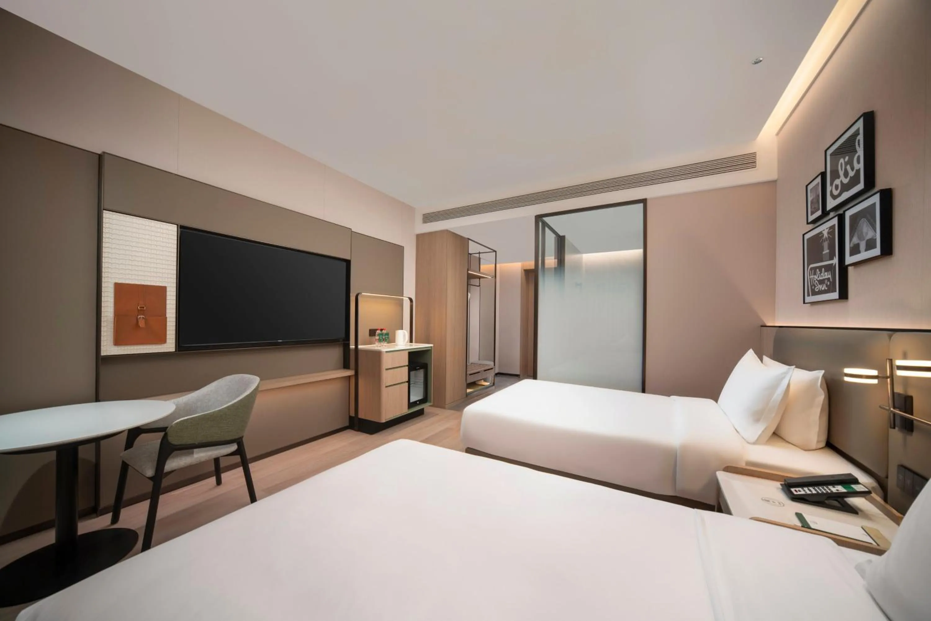 Photo of the whole room, Bed in Holiday Inn Express Qingdao Shibei by IHG