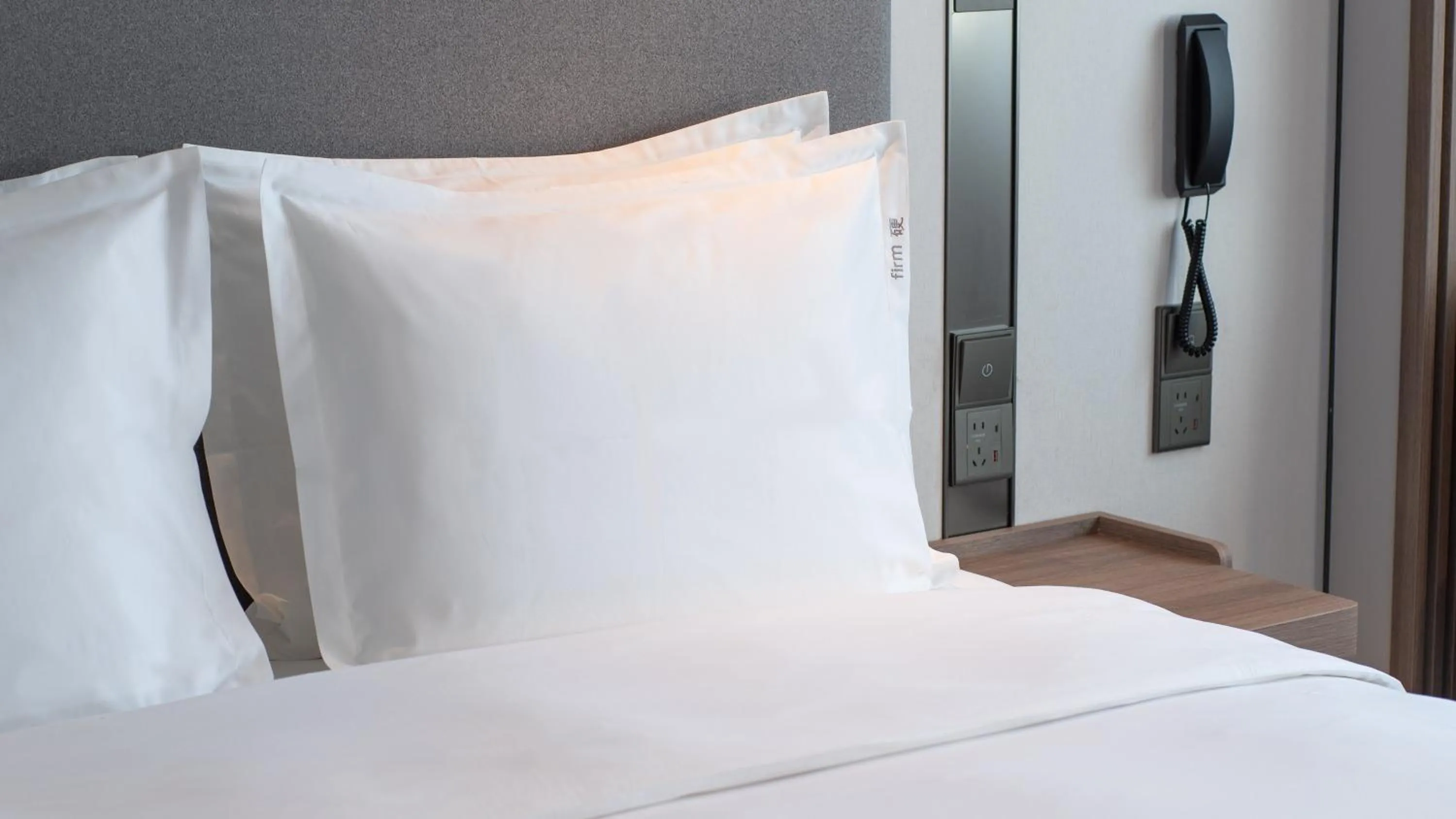 Photo of the whole room, Bed in Holiday Inn Express Qingdao Shibei by IHG