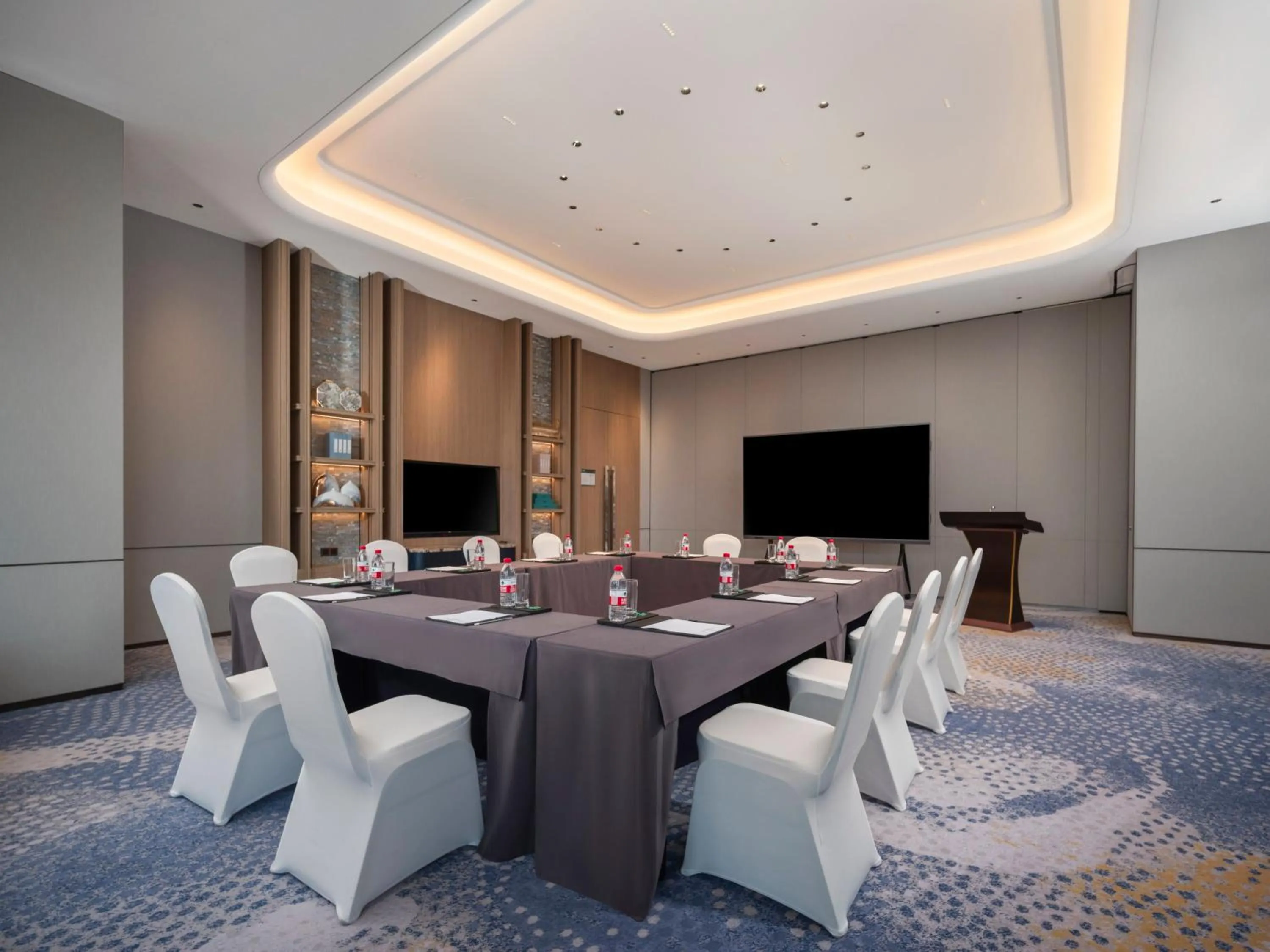 Meeting/conference room in Holiday Inn Express Qingdao Shibei by IHG