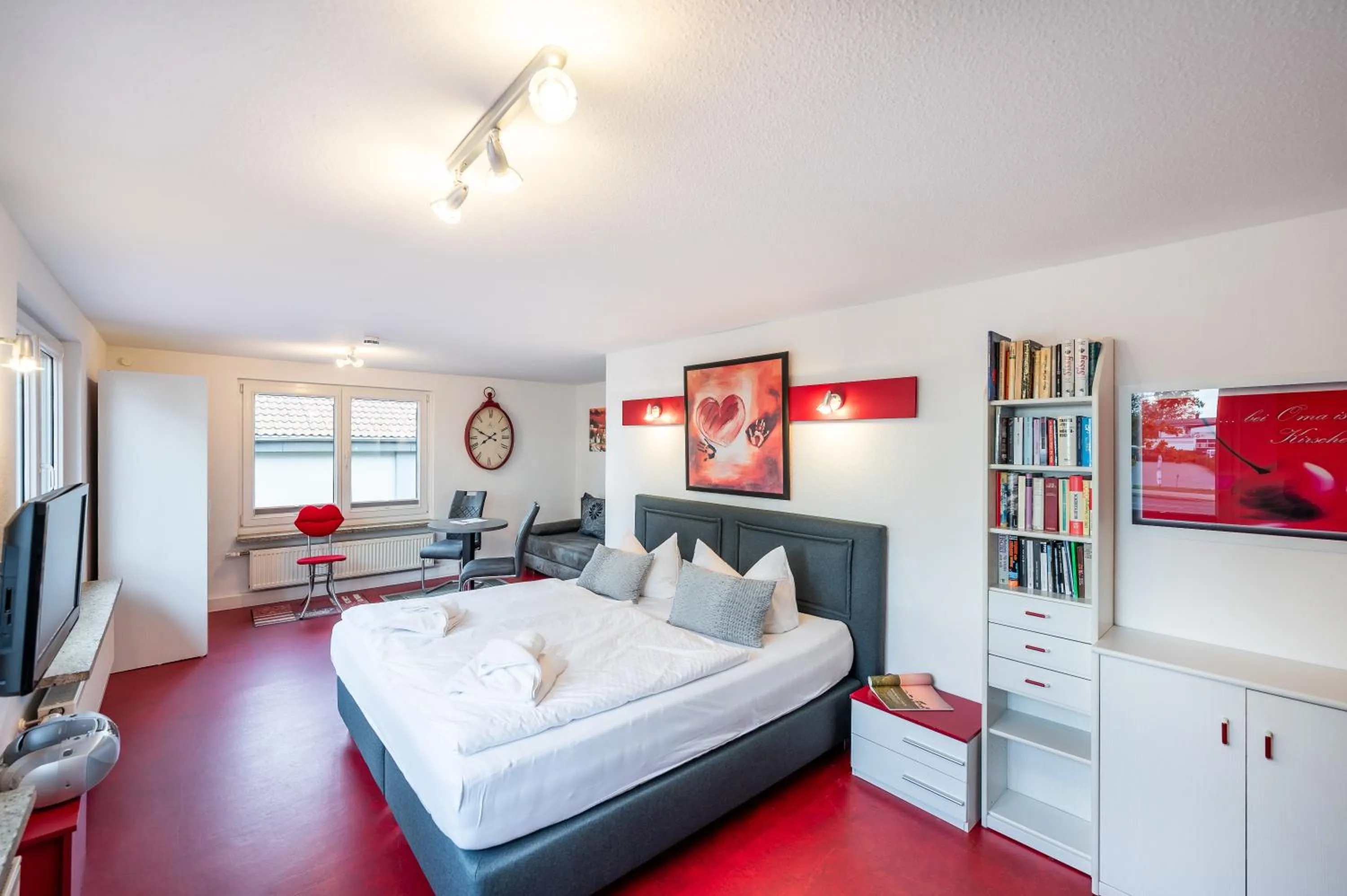 Photo of the whole room, Bed in Oma's Küche & Quartier