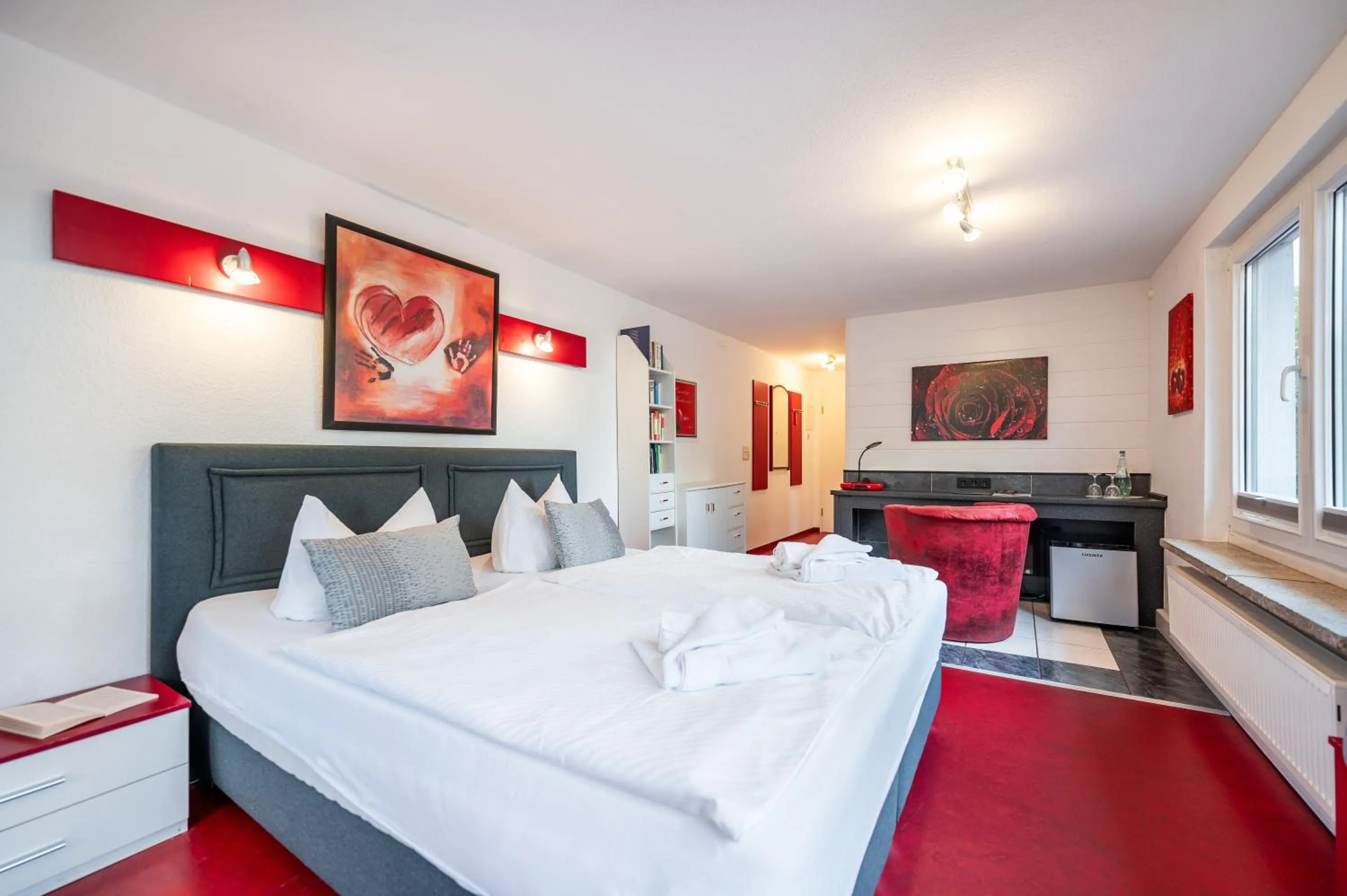 Photo of the whole room, Bed in Oma's Küche & Quartier