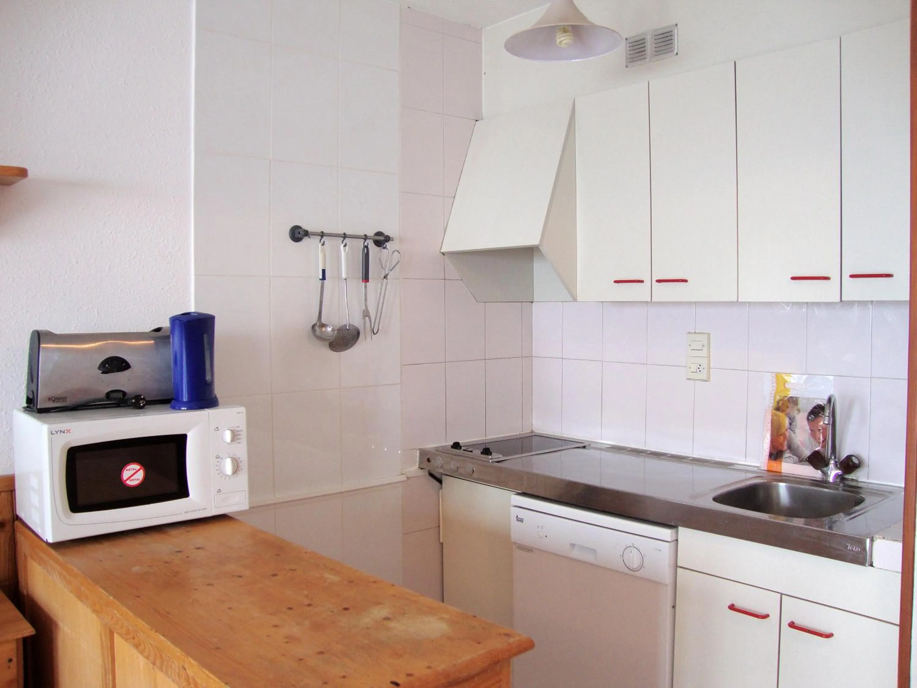 Kitchen or kitchenette in Apartamentos Paradis Blanc 3000