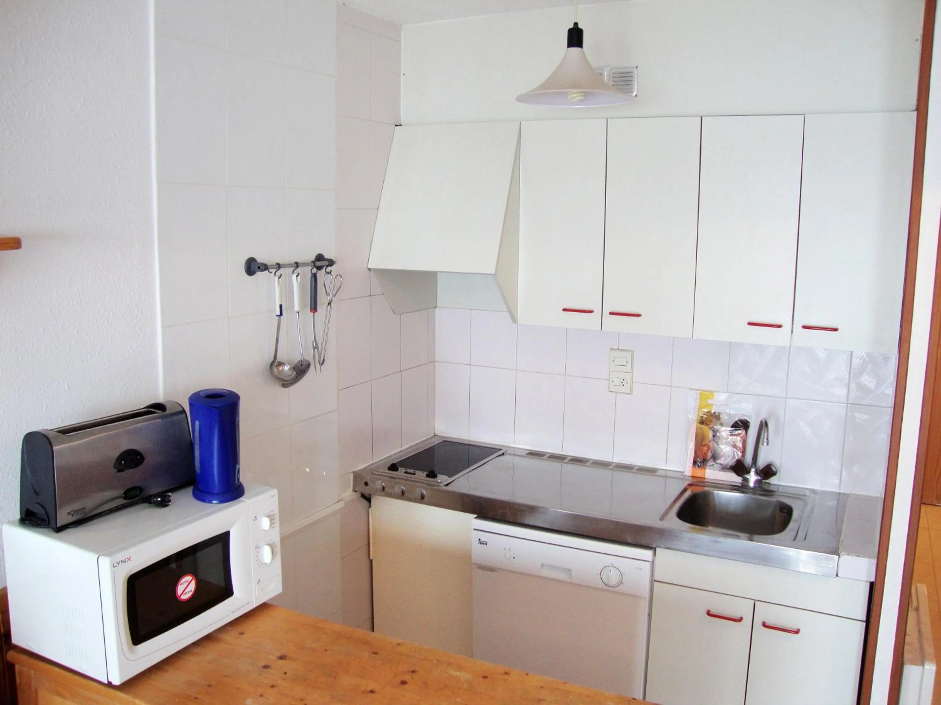 Kitchen or kitchenette in Apartamentos Paradis Blanc 3000